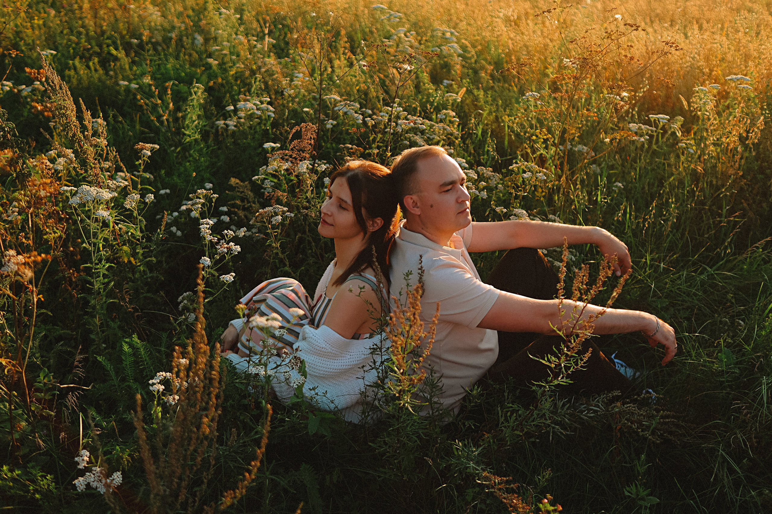 Поле love story на закате. Семейный фотограф Тюмень, фотограф на роды Салмина Мария