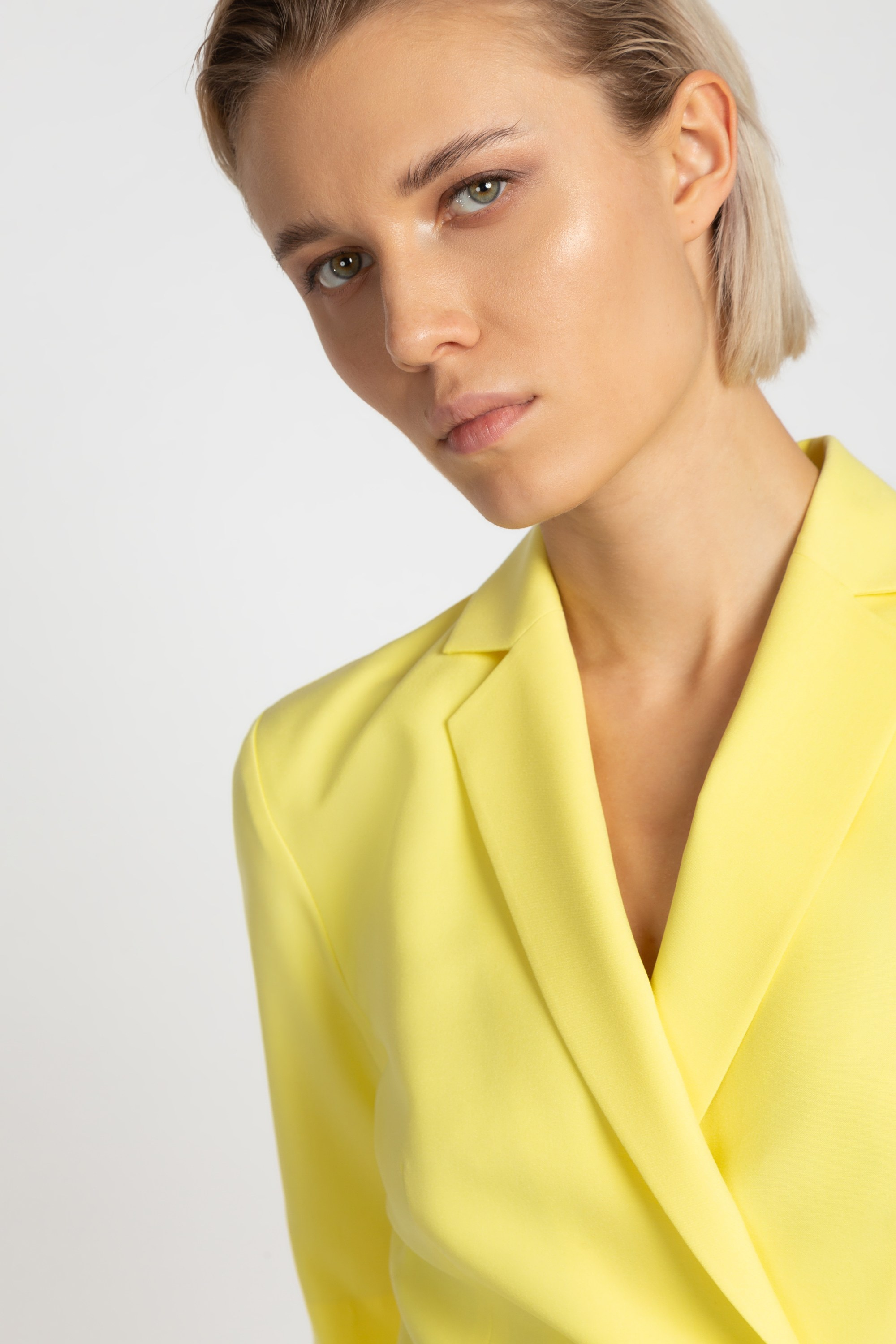 Каталожная фотосъемка на цветном фоне