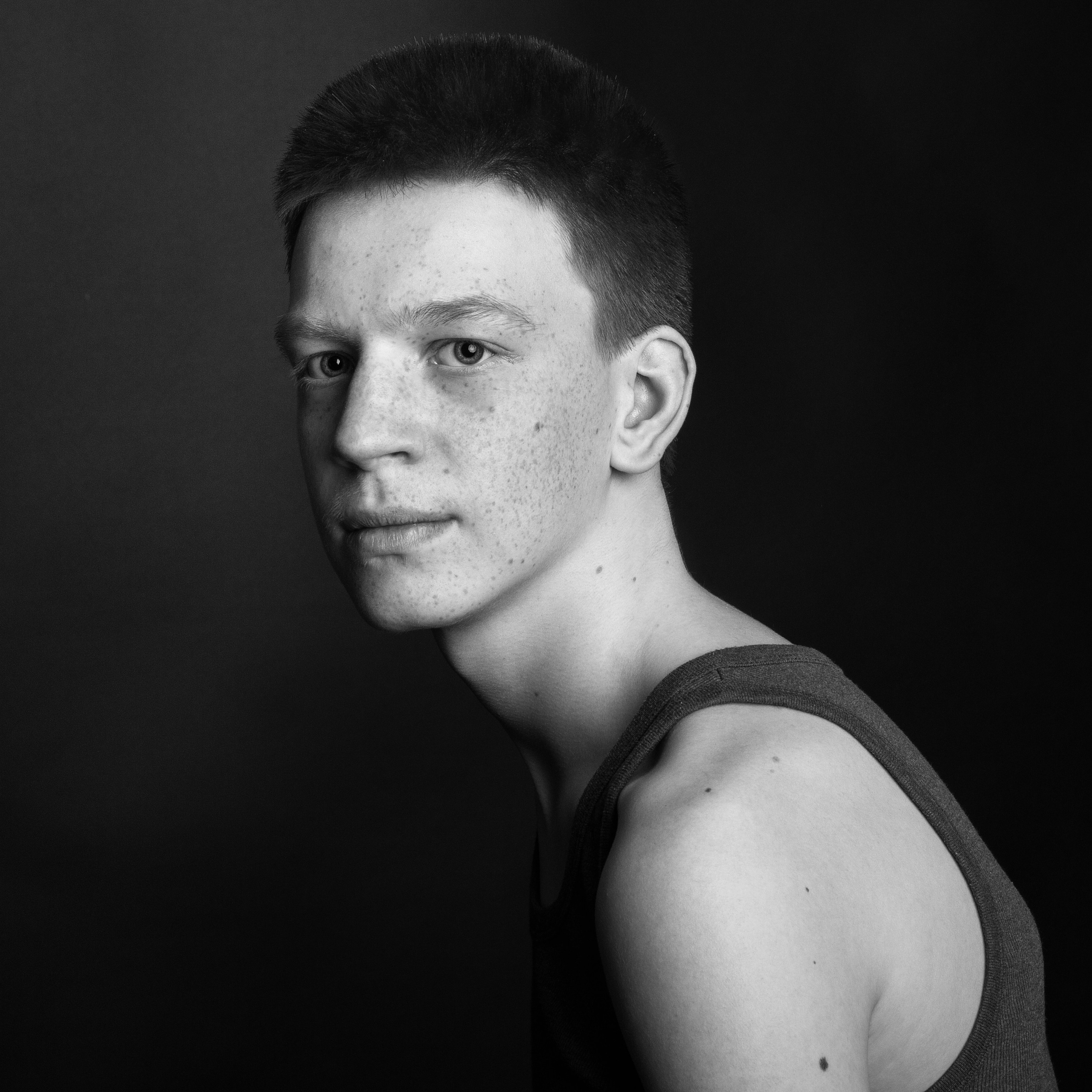 Мужской портрет в профиль, черный фон, портретная фотосъемка в СПб, контрастный свет