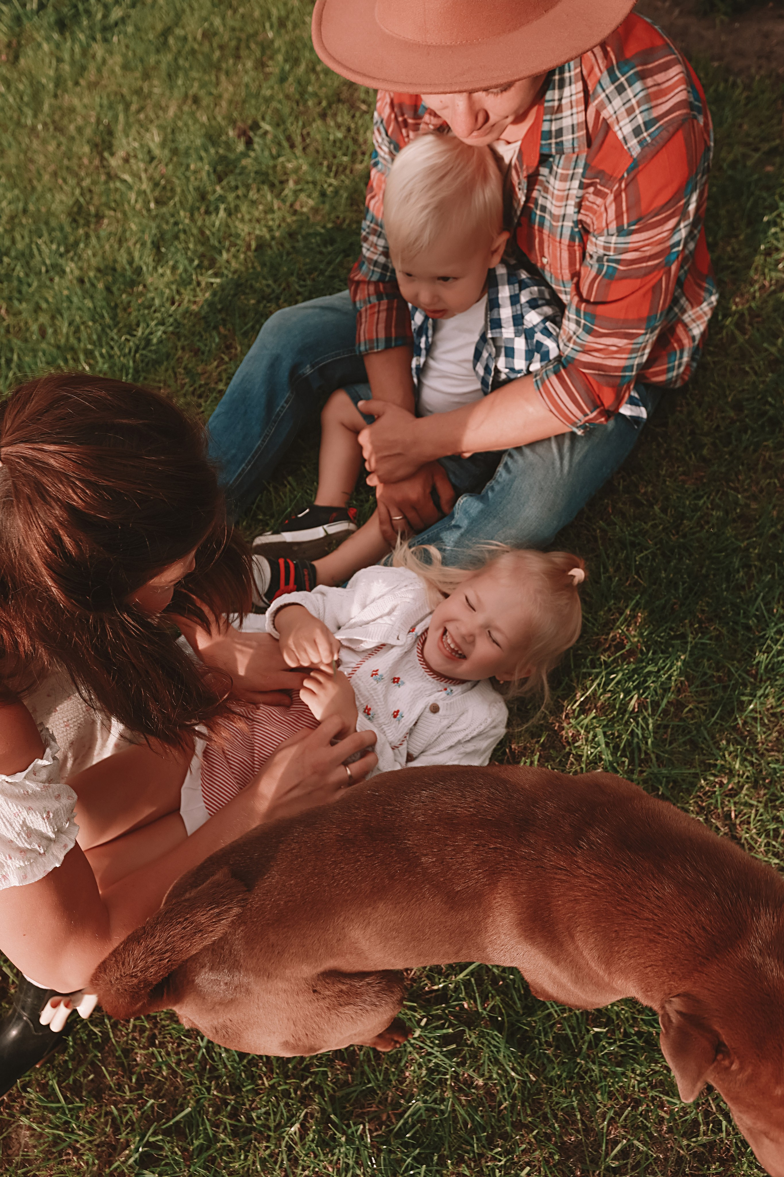 У дома. Семейный фотограф Тюмень, фотограф на роды Салмина Мария