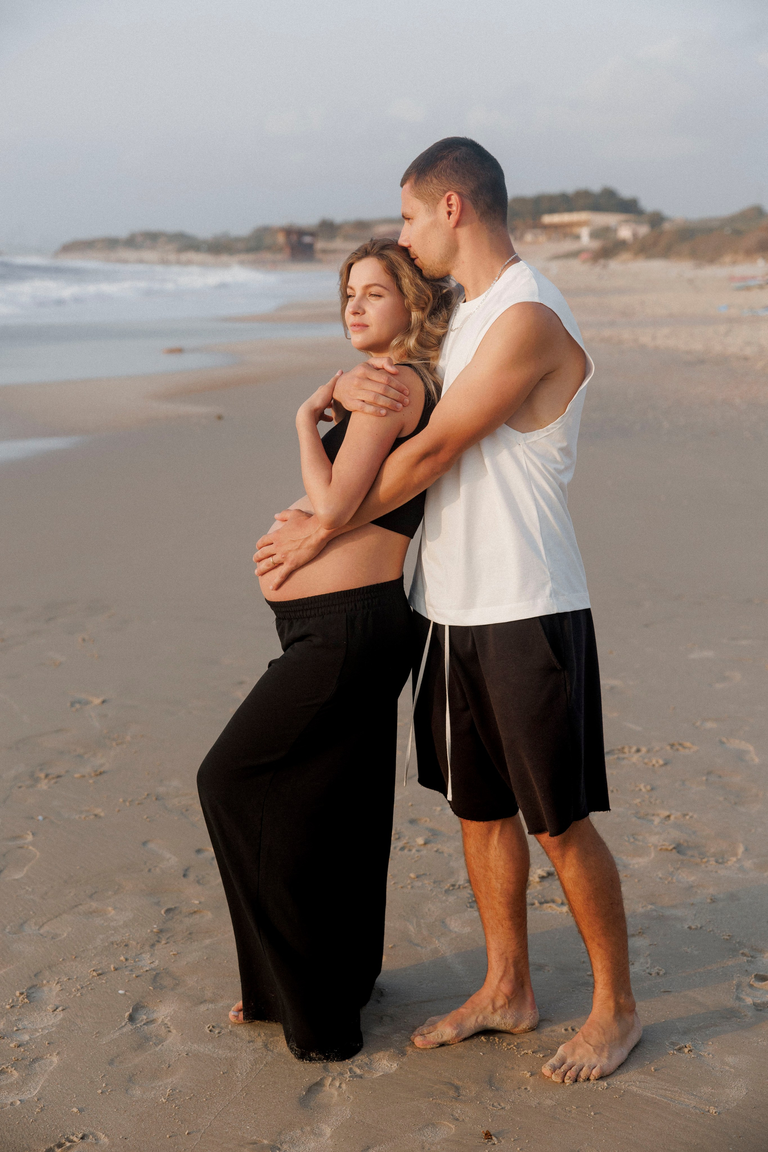 Pregnancy photoshoot near the sea (cloudy weather). Главная
