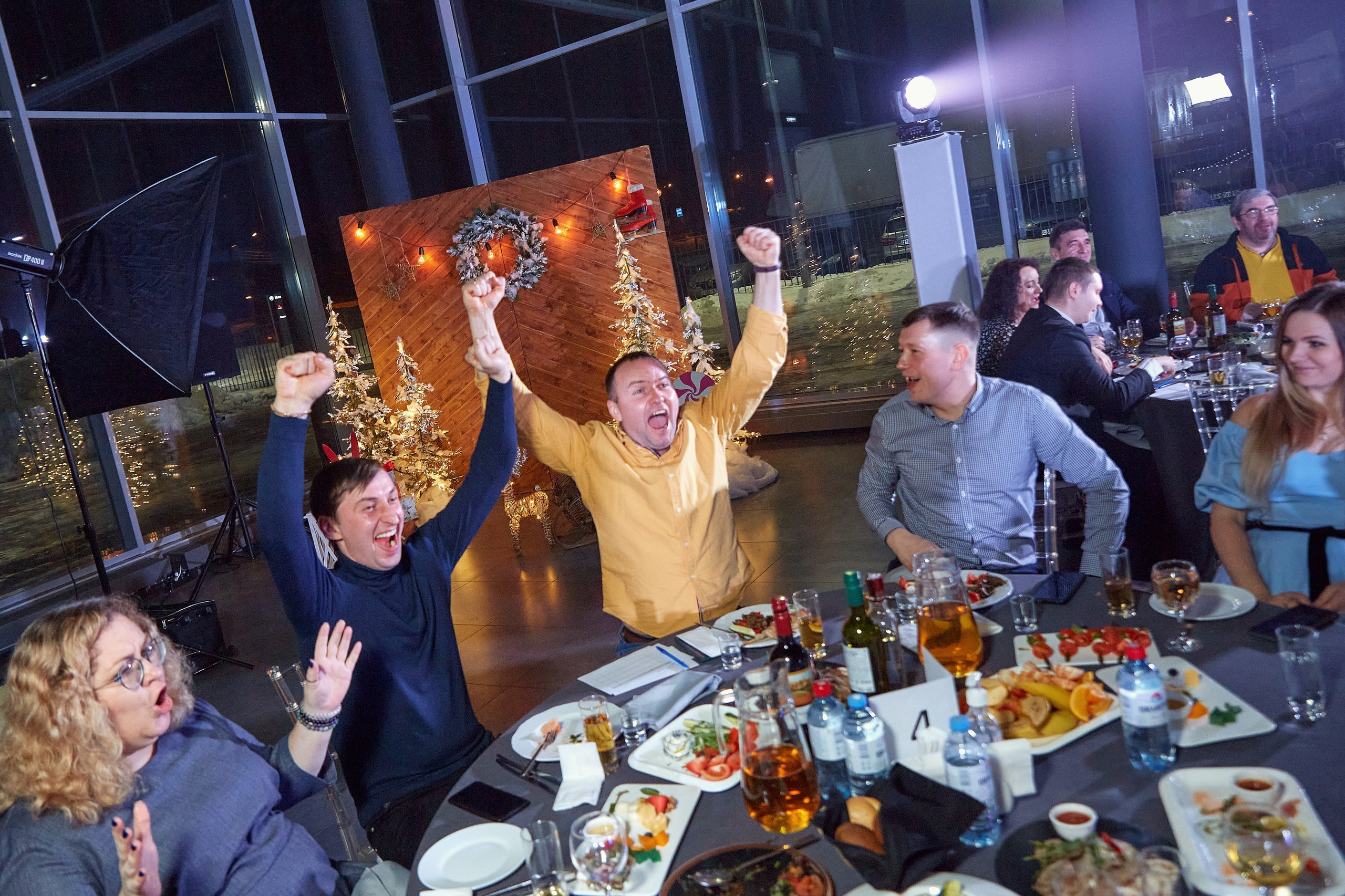 Транс-Инвест / Новогодний корпоратив на территории автосалона. Антон Артюшин, портретный фотограф. Москва