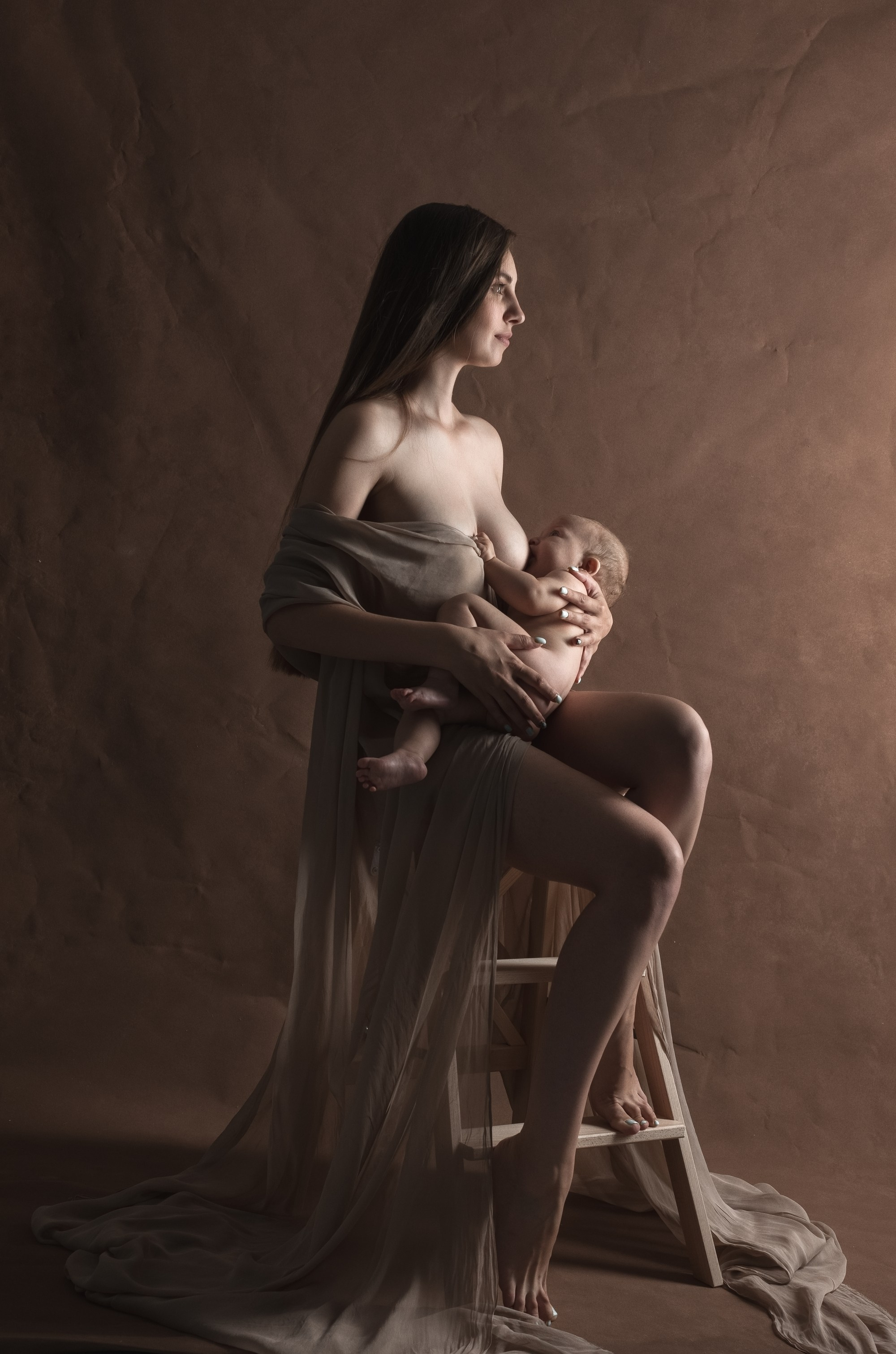 фотосессия матери и ребенка, фотосессия материнства в Тамбове, фотосъемка в стиле минимализм и без одежды матери и ребенка в фотостудии, фото мамы и малыша, портрет материнской любви, поцелуй матери, красивое фото матери и ребенка, объятия матери, мамины руки на фото, фотография красивой женщины с ребенком на руках, фотосессия семейная в Тамбове, детская и семейная фотосессия , мама и ребенок на фоне в фотостудии, ребенок на руках у мамы, красивое платье на фотографии матери и ребенка, красивое материнство, кормящая ребенка мама, кормящая грудью ребенка мать, фотография кормящей женщины с ребенком на руках