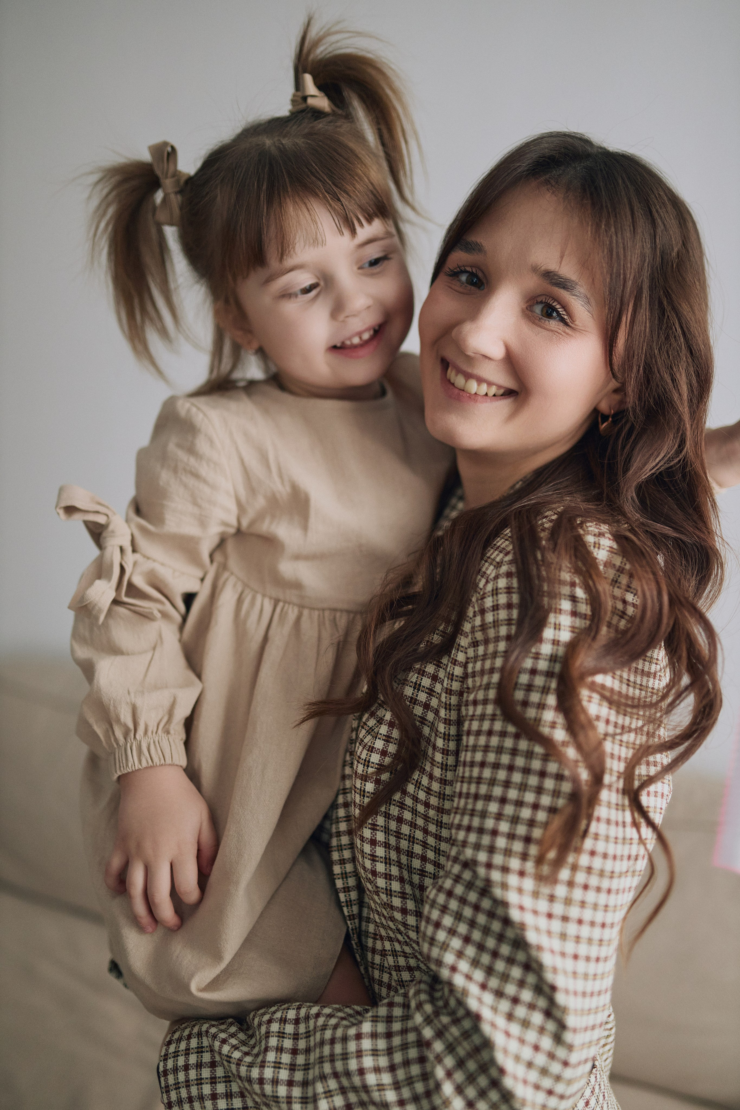 Студийная фотосессия мамы и дочки. Алина Каравайцева. Фотограф в городе Барнаул