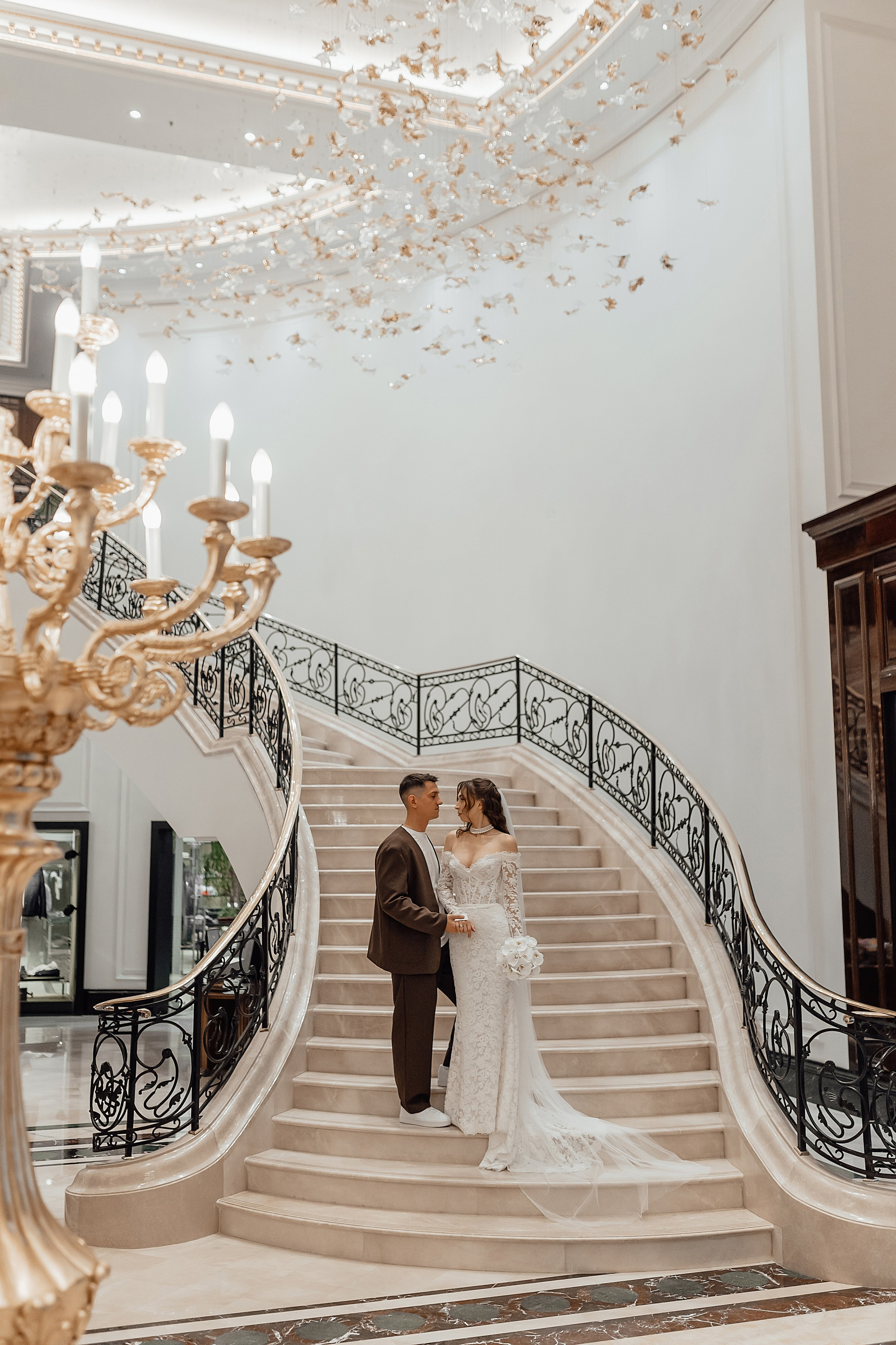 Свадебная фотосессия на лестнице в отеле The Carlton, Moscow  