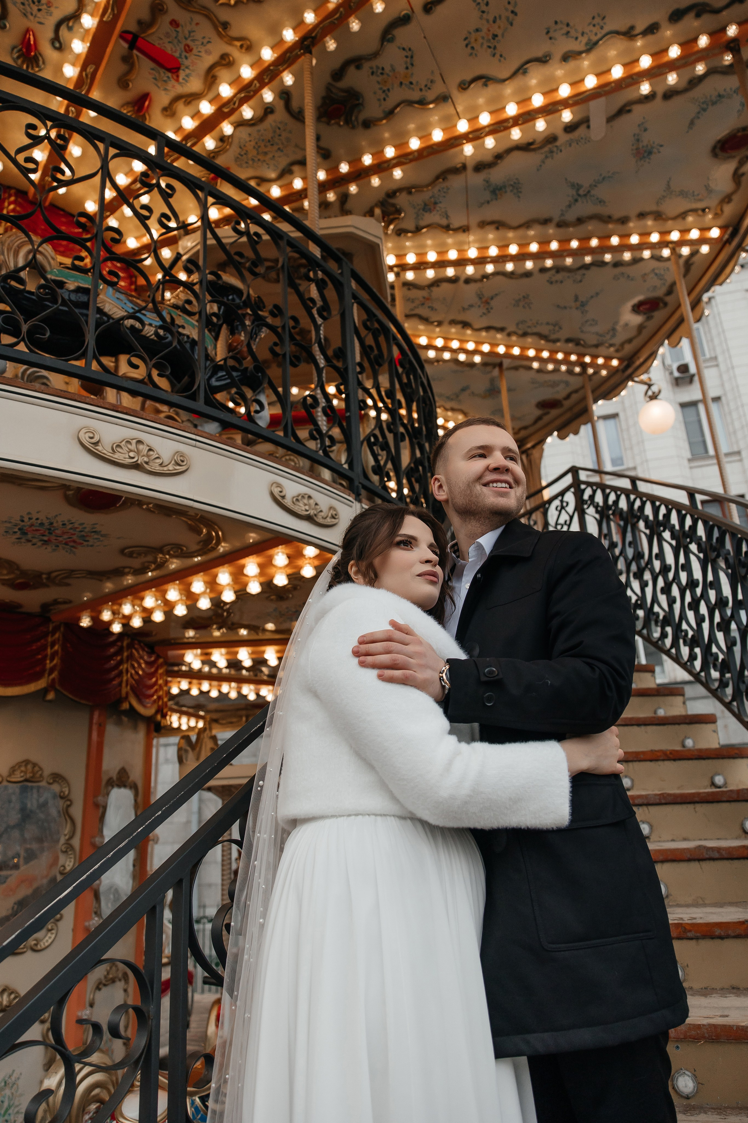 Свадебная фотосессия на Новогодней карусели на ярмарке в Москве