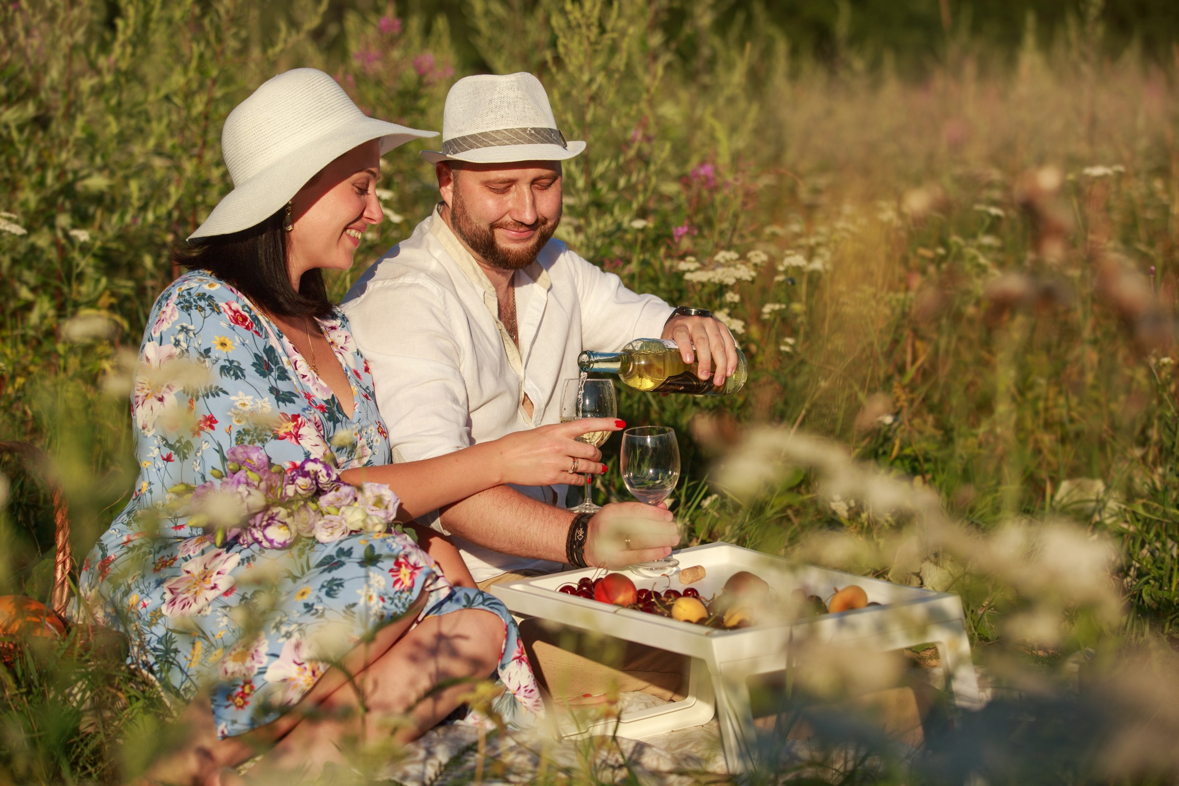 Фотосессия лавстори lovestory на годовщину свадьбы романтическая пара влюблённых в после цветов иван-чай. Семейный и детский фотограф в Москве Мария Быкова