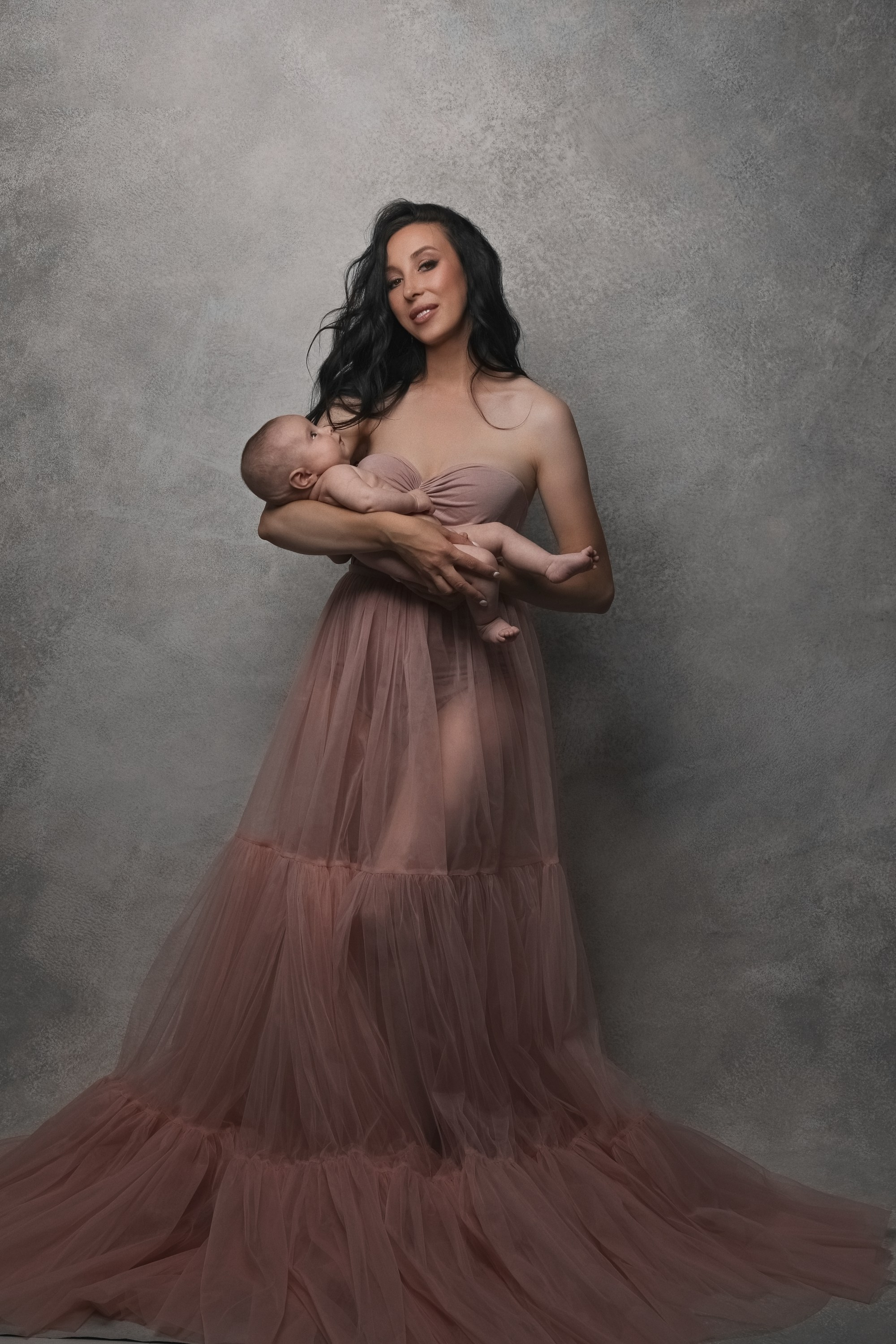 фотосессия матери и ребенка, фотосессия материнства в Тамбове, фотосъемка в стиле минимализм и без одежды матери и ребенка в фотостудии, фото мамы и малыша, портрет материнской любви, поцелуй матери, красивое фото матери и ребенка, объятия матери, мамины руки на фото, фотография красивой женщины с ребенком на руках, фотосессия семейная в Тамбове, детская и семейная фотосессия , мама и ребенок на темном фоне в фотостудии, ребенок на руках у мамы, красивое платье на фотографии матери и ребенка, красивое материнство