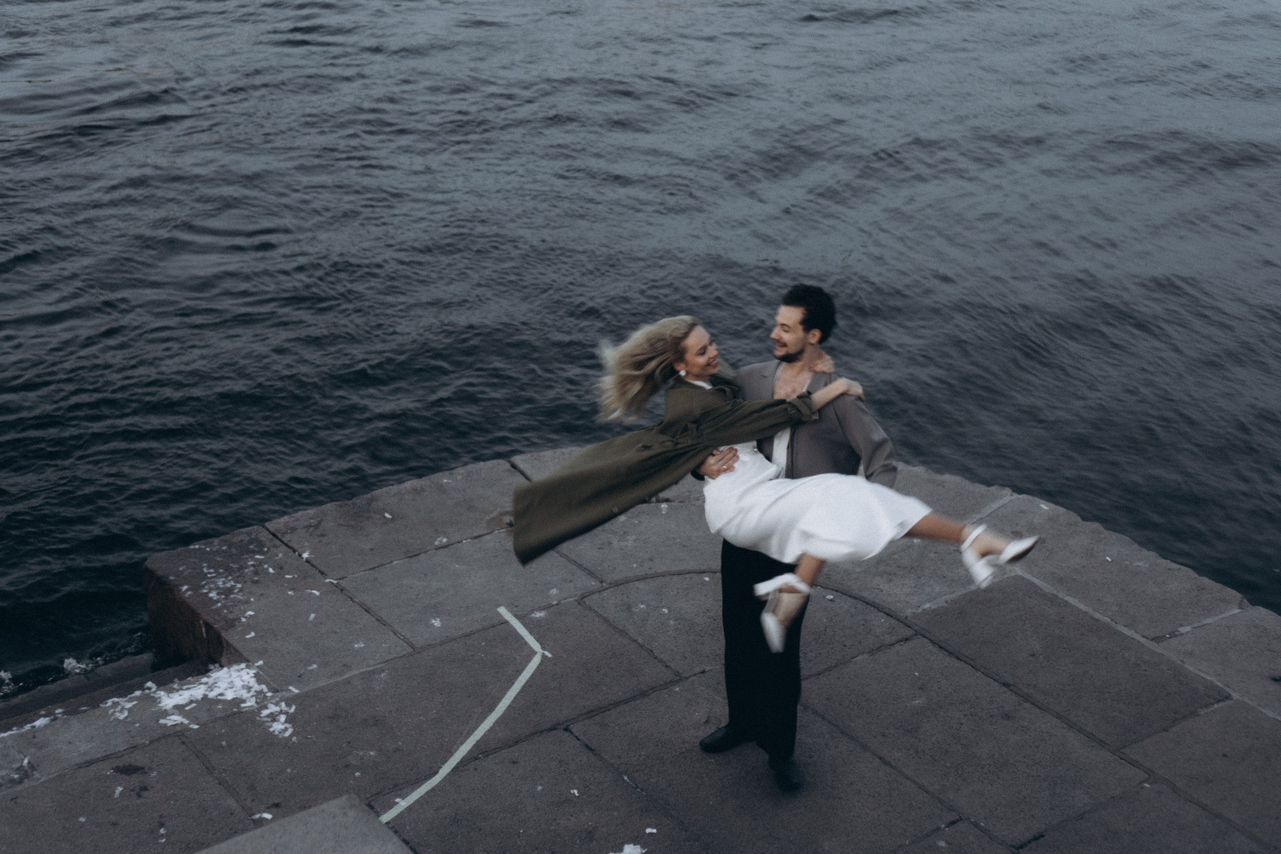 СВАДЕБНАЯ СЬЕМКА ПАРЫ НА РАССВЕТЕ В БЕЛЫЕ НОЧИ И ПРОГУЛКА С РАЗВОДНЫМИ МОСТАМИ И ПИКНИК ВОЗЛЕ ИСАКИЕВСКОГО СОБОРА. Профессиональный фотограф, Санкт-Петербург — Виктория Богомолова