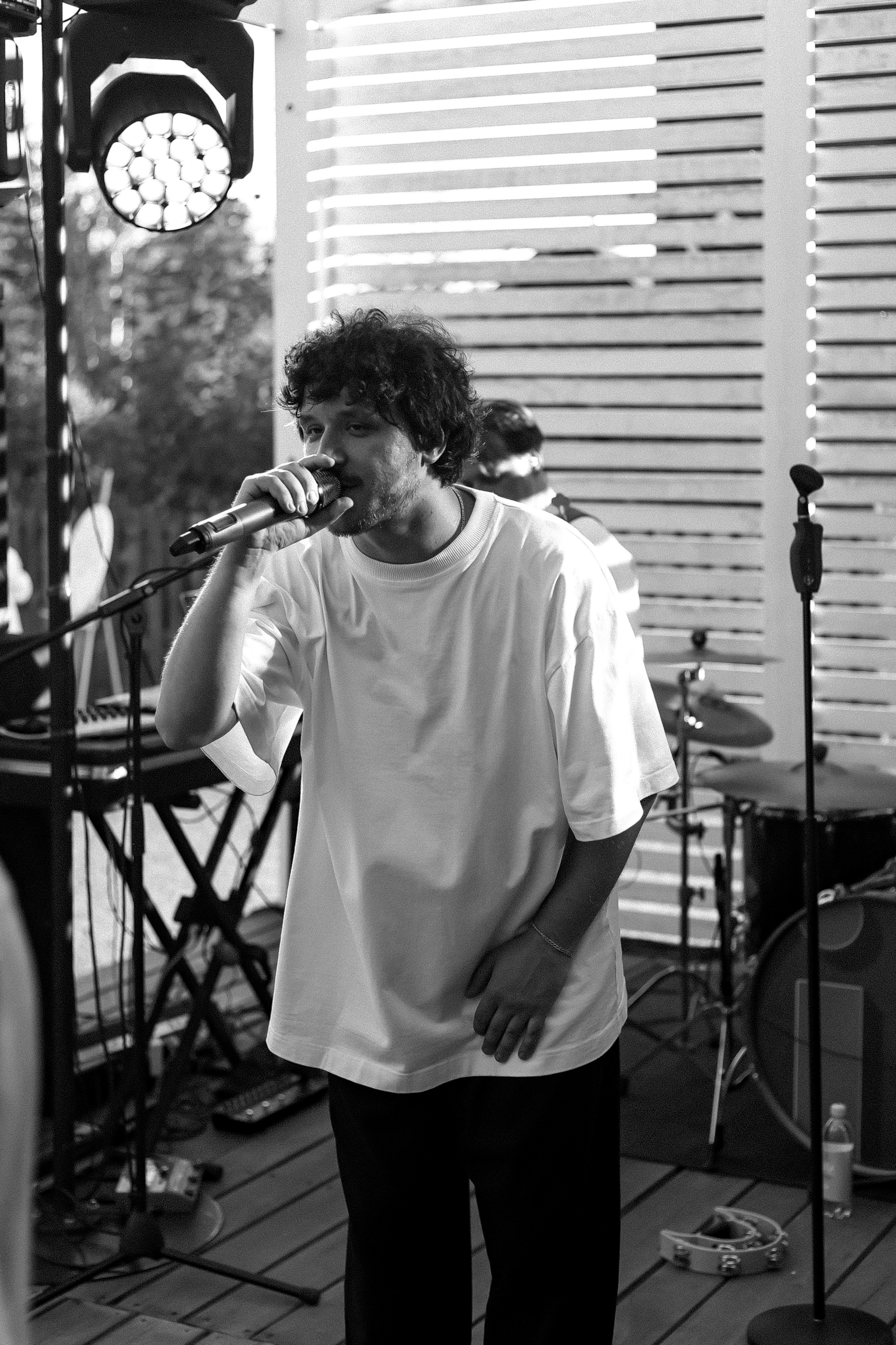 Плюс тридцать градусов на лужайке. Фотограф Андрей Куськало