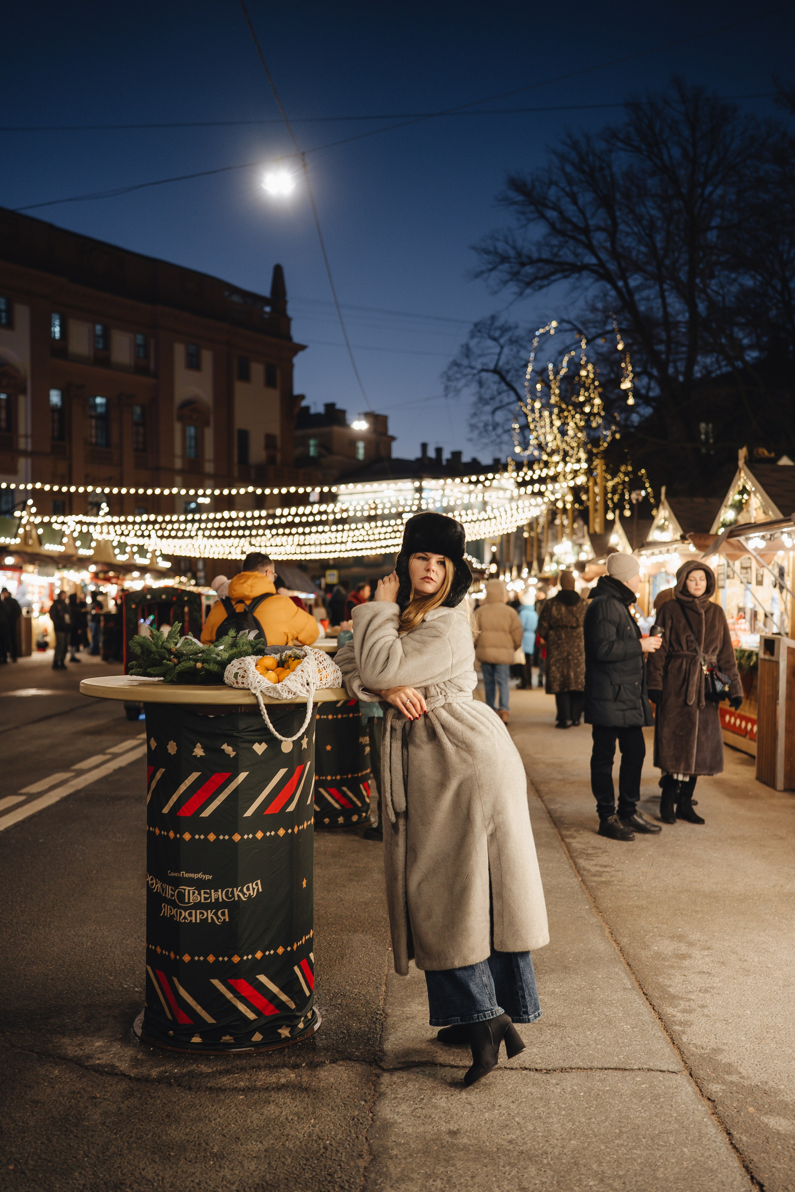 ПРОГУЛКА НА МАНЕЖНОЙ ПЛОЩАДИ ДЛЯ ДЕВУШКИ ПЕРЕД НОВЫМ ГОДОМ (НОВОГОДНЯЯ ФОТОСЕССИИЯ НА МАНЕЖНОЙ ПЛОЩАДИ). Профессиональный фотограф, Санкт-Петербург — Виктория Богомолова