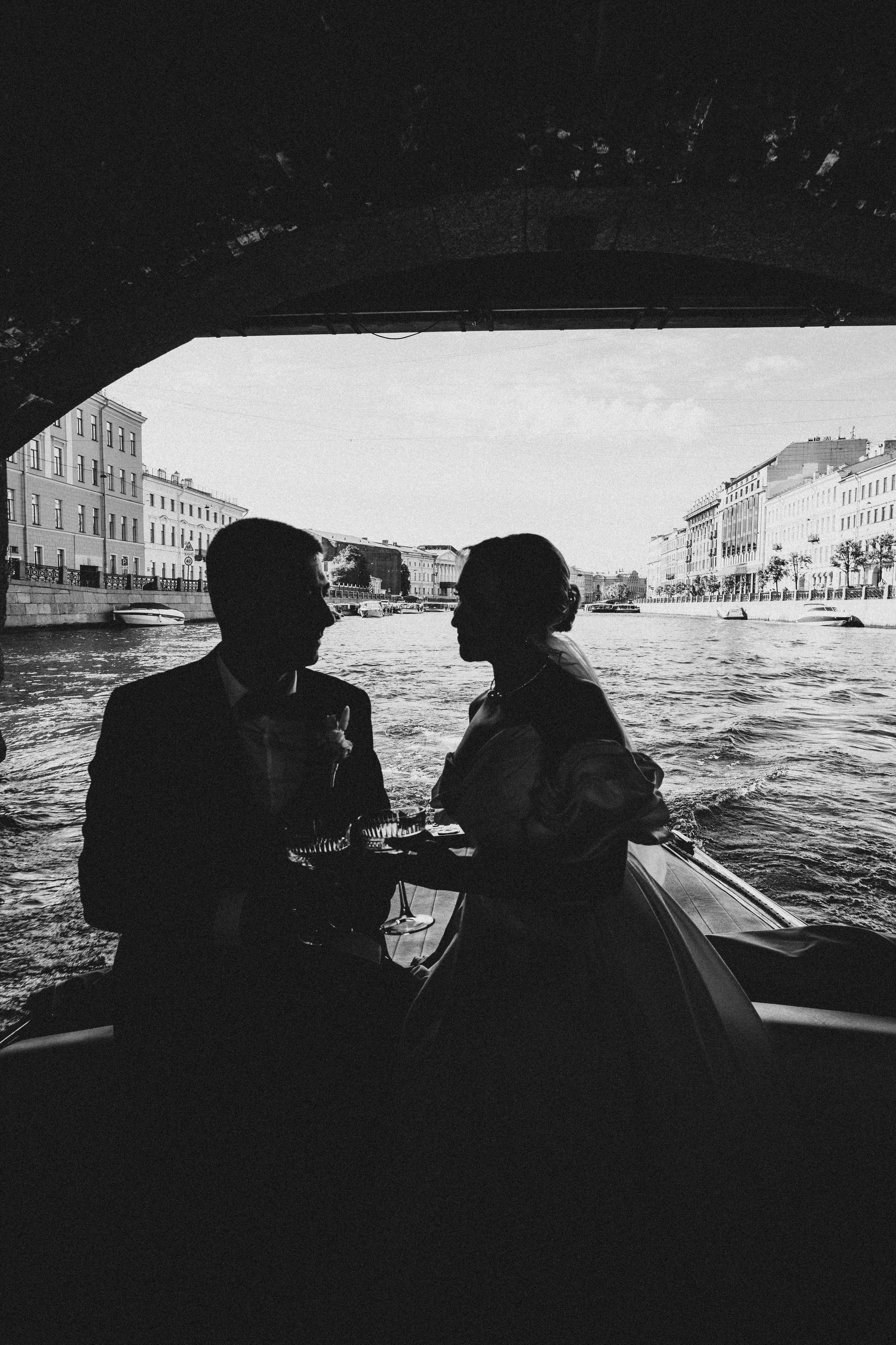 СВАДЕНБНАЯ СЬЕМКА НА КАТЕРЕ ПО КАНАЛАМ САНКТ-ПЕТЕРБУРГА И В АКВАТОРИИ НЕВЫ. Профессиональный фотограф, Санкт-Петербург — Виктория Богомолова