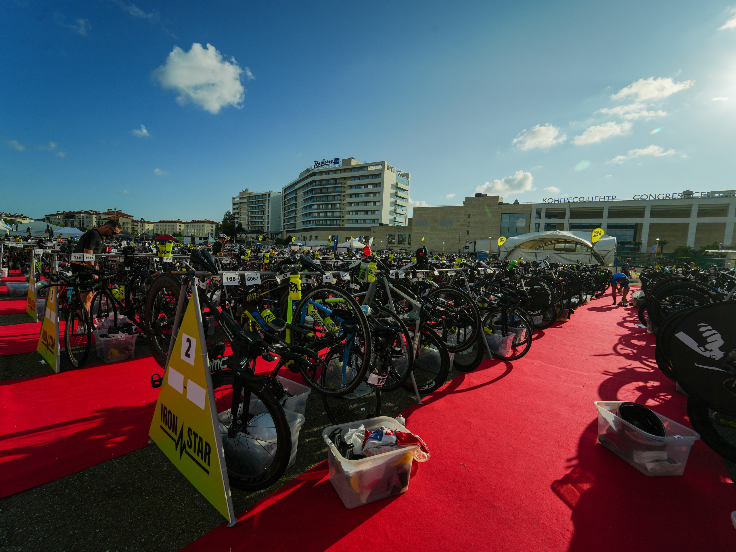 Фотоотчет партнерской интеграции для компании TELE2 на фестивале Ironstar. Репортажный фотограф в Красной Поляне и Сочи Павлюченко Екатерина