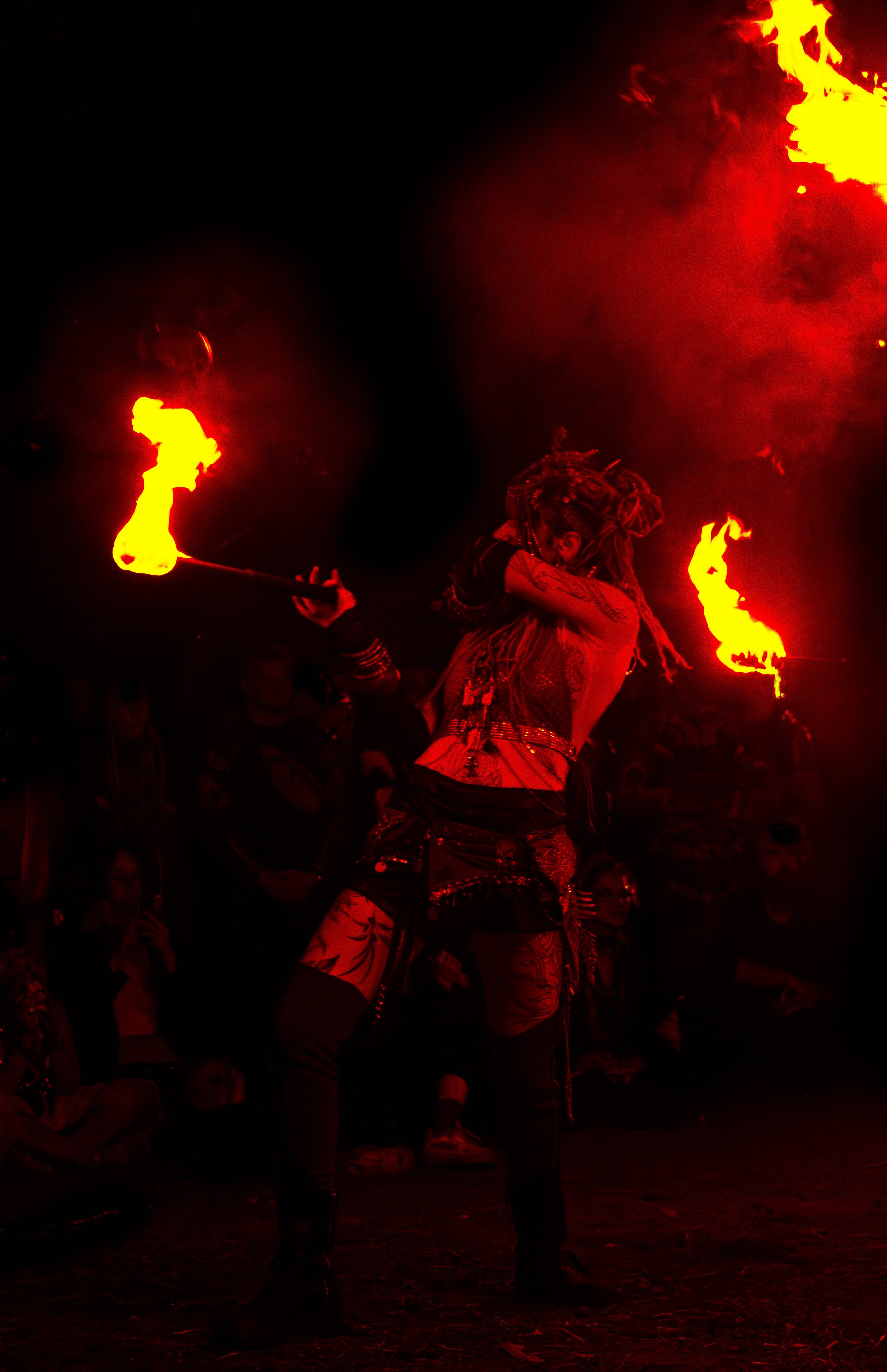 Фаер-шоу на музыкальном фестивале, девушки фаерщицы