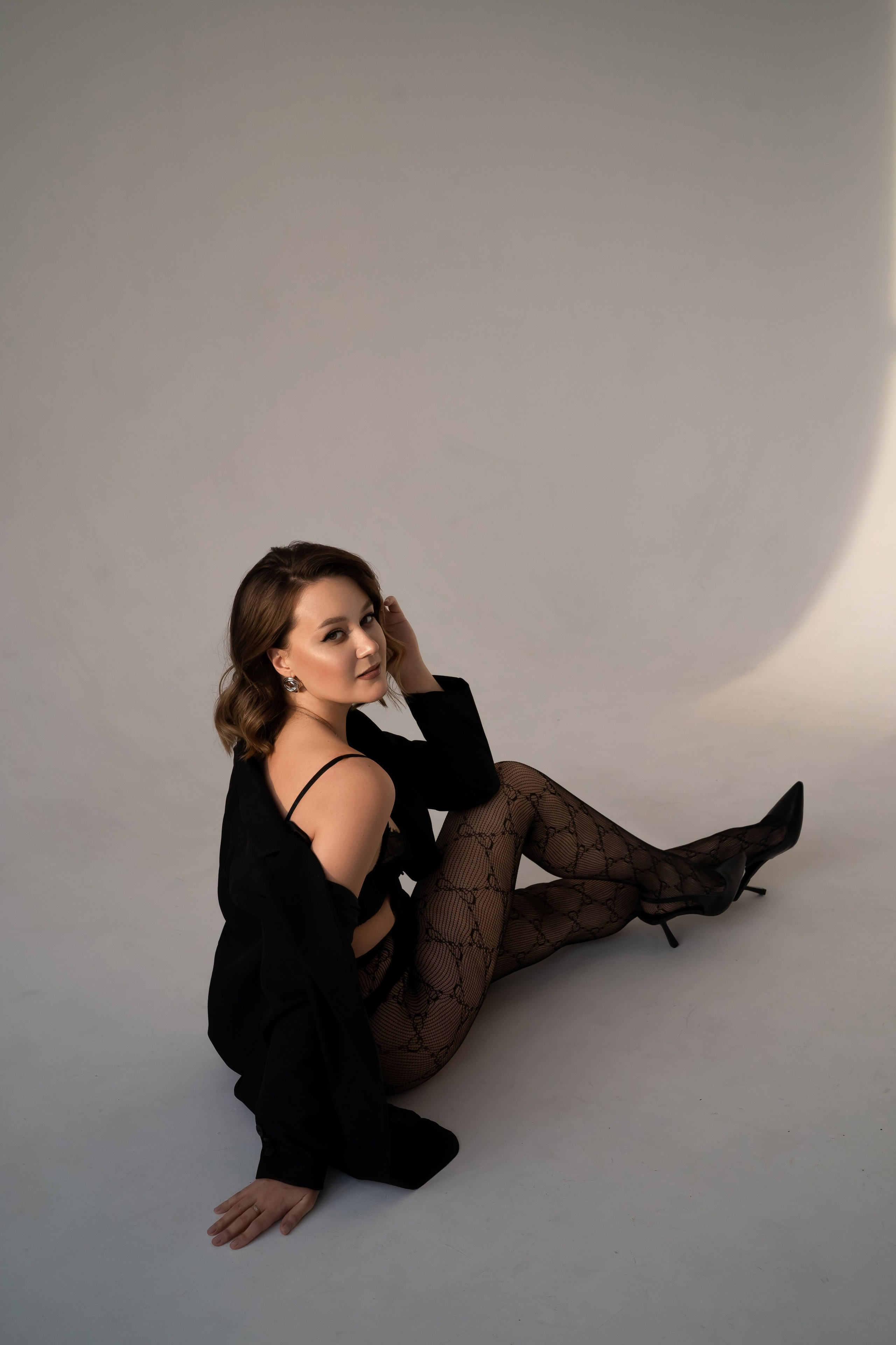 девушка в белье и пиджаке в закатном свете в фотостудии