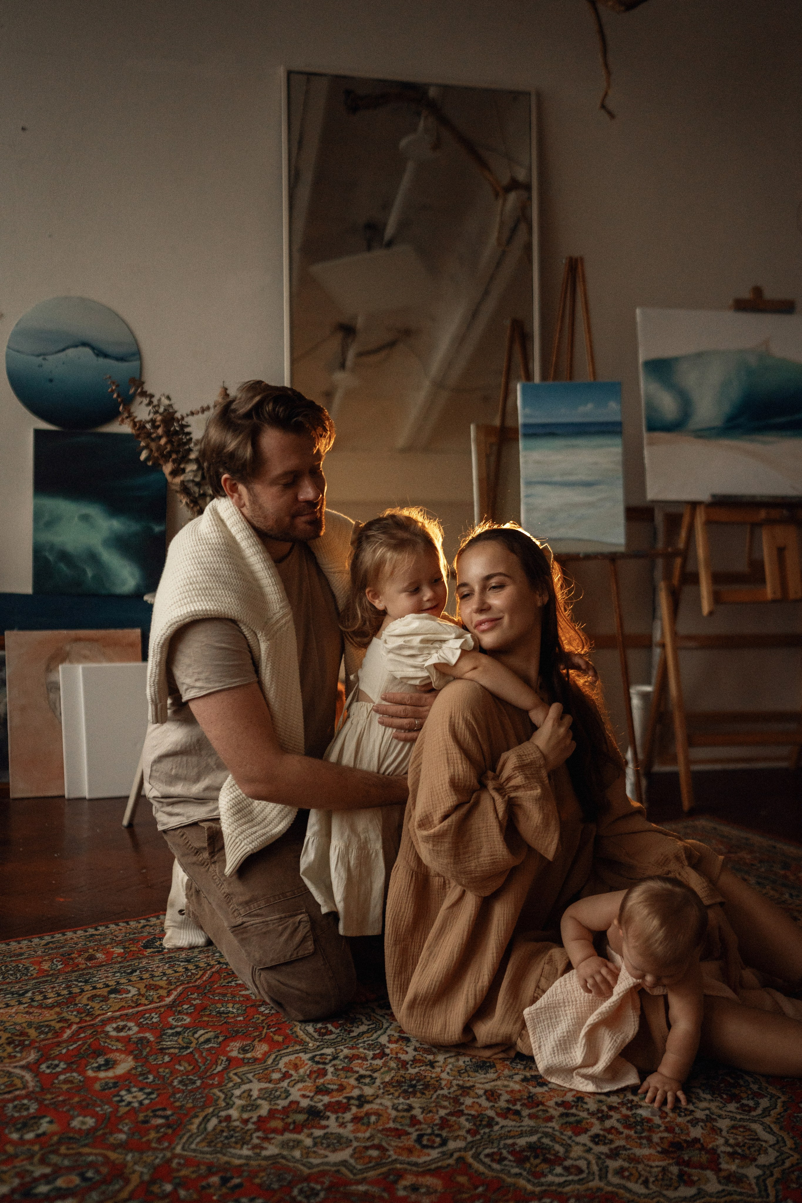 В мастерской художника. Семейный фотограф Москва. Фотограф беременности и материнства Москва