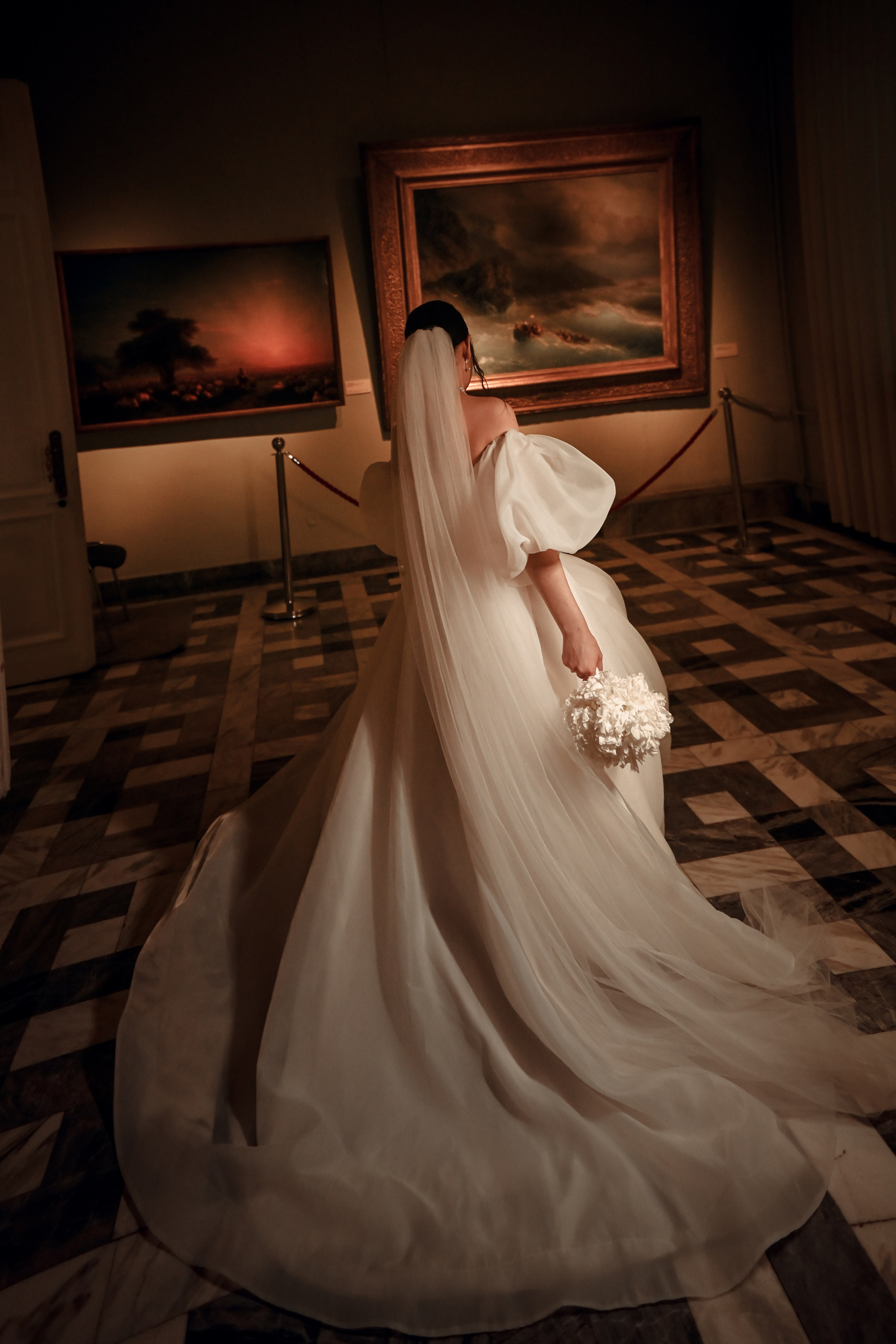 Небольшая свадебная серия в музее и прогулкой под дождем Эльмиры и Ризата. Свадебный, семейный, детский, контент фотограф в Омске Максим Ильин