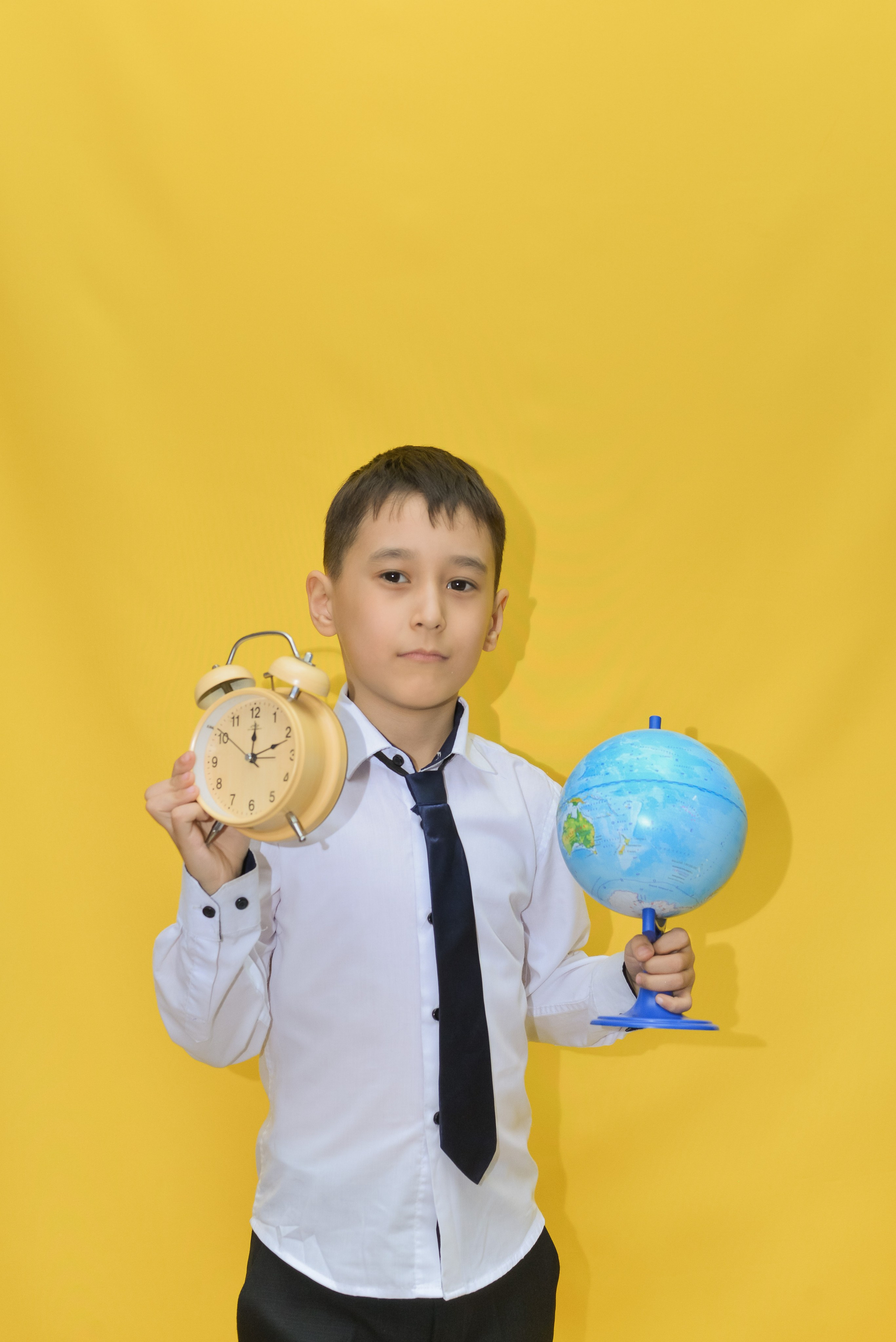 2 класс. На жёлтом фоне. «Веселые карандаши». Детский и школьный фотограф в Костанае Рабига Сейткенова