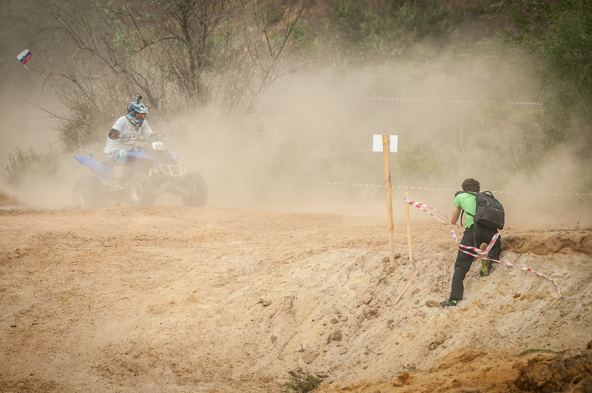 Фотограф снимает гонщика на квадроцикле