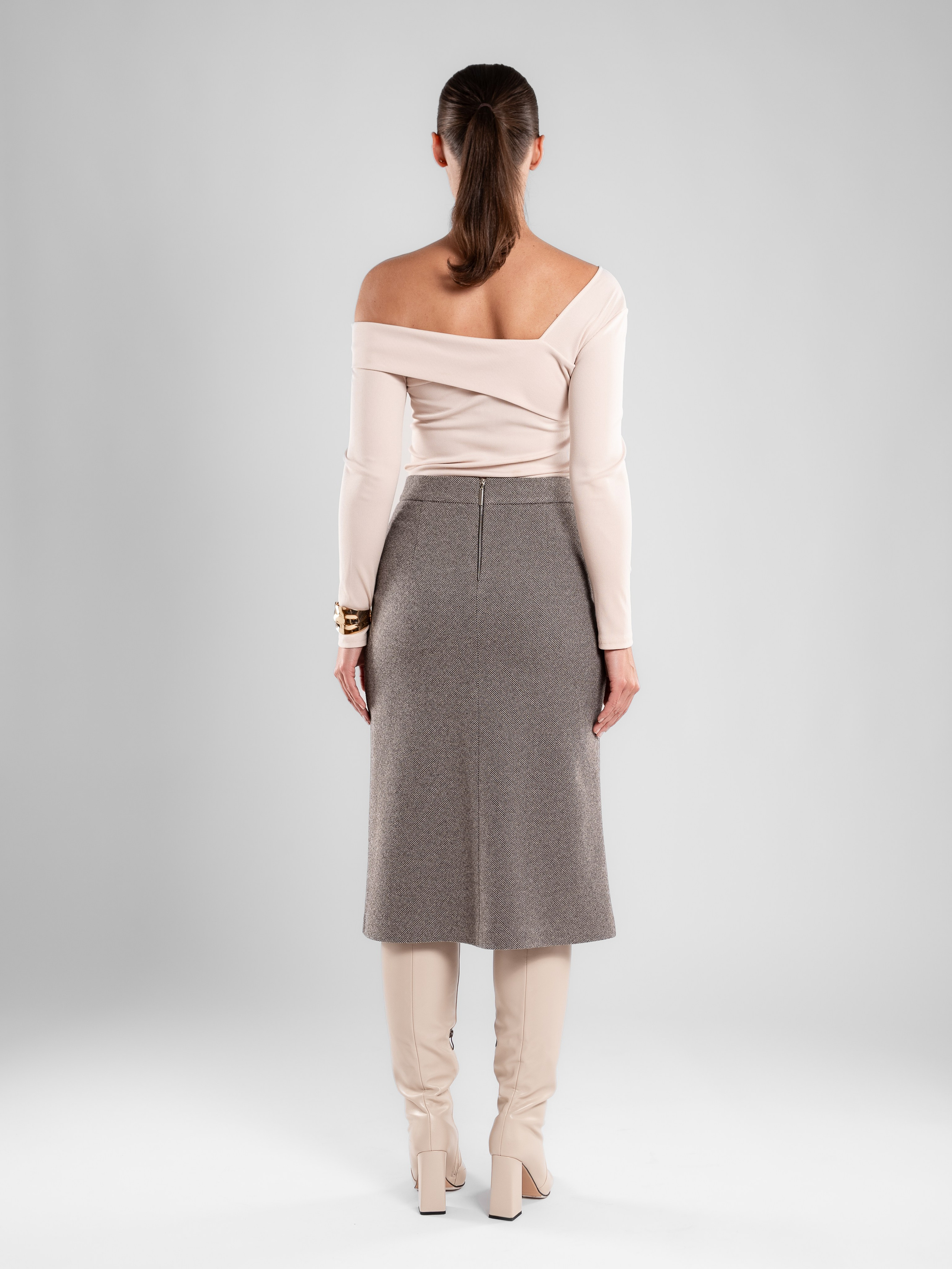 Юбки классика серый фон+интерьер. Предметный фотограф, фото для маркетплейсов Пятигорск, КМВ