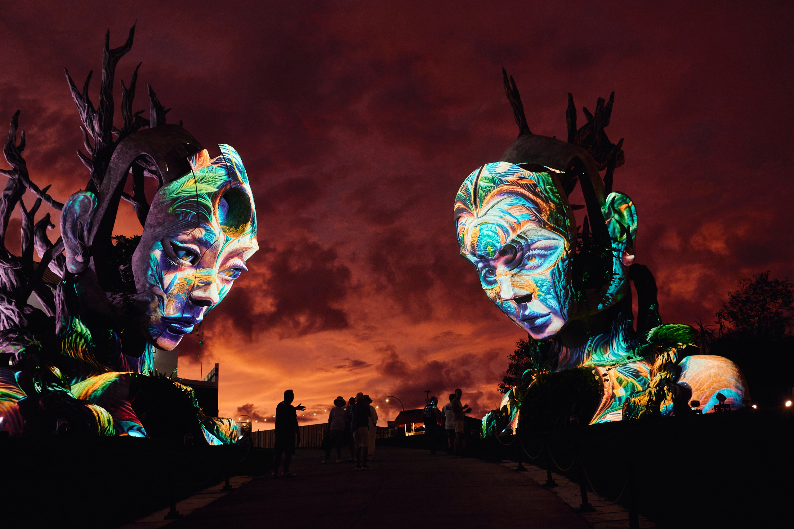 NuanuNight. See the moment and catche. commercial and reportage