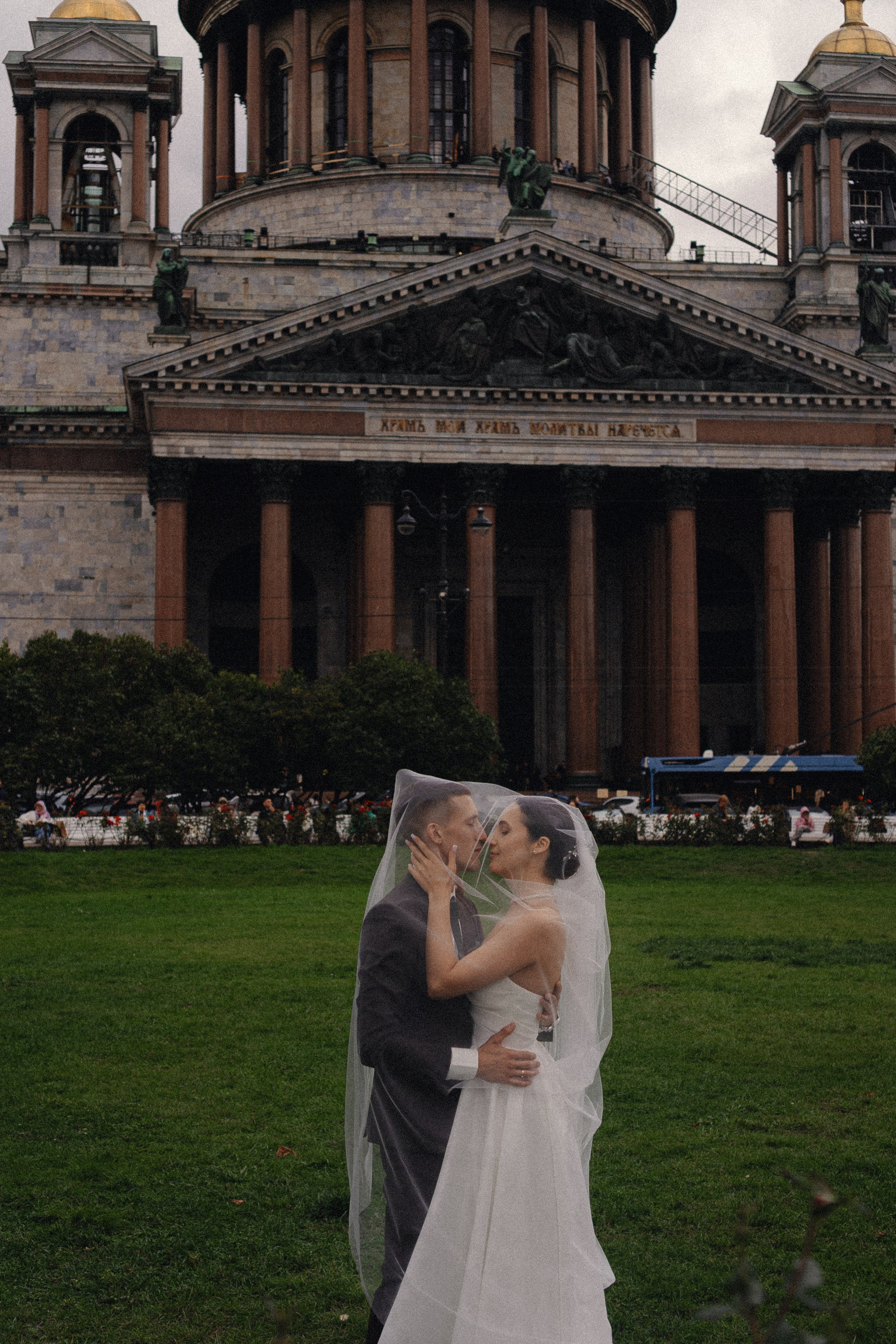 СВАДЕБНАЯ ПРОГУЛКА В САНТК-ПЕТЕРБУРГЕ (ИСАКИЕВСКИЙ СОБОР, ЗИМНЯЯ КАНАВКА, ЭРМИТАЖ И БОЛЬШАЯ МОРСКАЯ УЛИЦА). Профессиональный фотограф, Санкт-Петербург — Виктория Богомолова