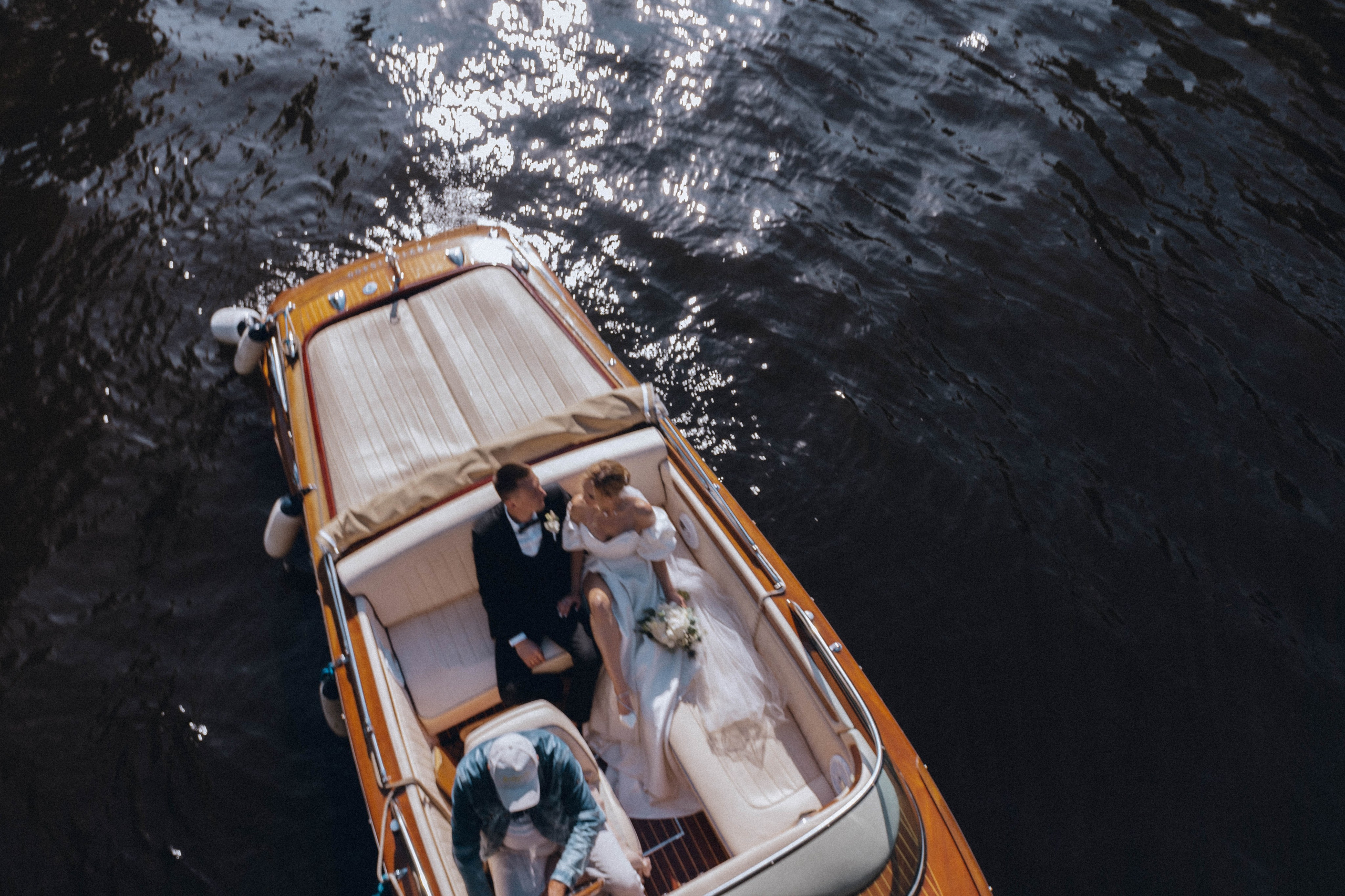 СВАДЕНБНАЯ СЬЕМКА НА КАТЕРЕ ПО КАНАЛАМ САНКТ-ПЕТЕРБУРГА И В АКВАТОРИИ НЕВЫ. Профессиональный фотограф, Санкт-Петербург — Виктория Богомолова