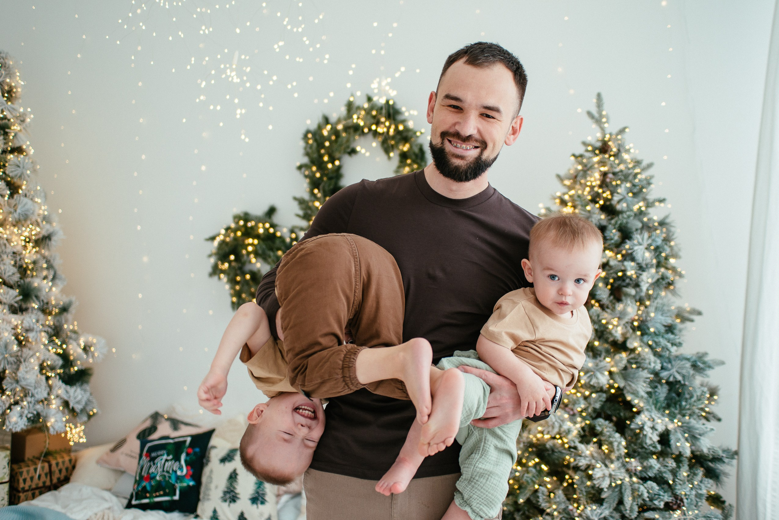 Семейная новогодняя фотосессия с детьми в студии Новосибирска. Фотограф Дарья Едапина Новосибирск