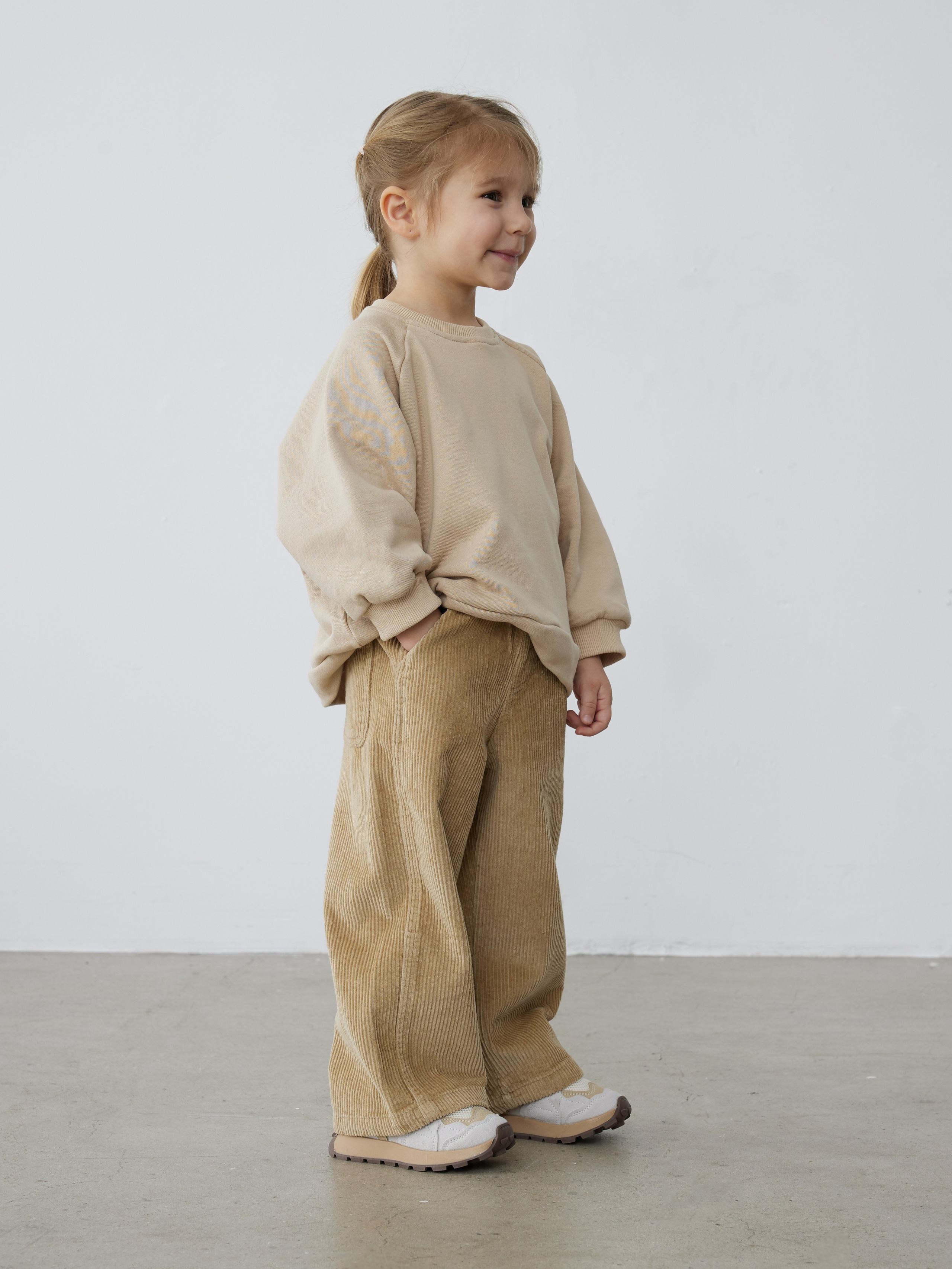 Фотограф Артём Галицкий. Специализируюсь на студийной съёмке одежды: каталоги, лукбуки, предметная съёмка. Опыт работы с fashion-брендами, маркетплейсами и коммерческими проектами. Грамотно выстраиваю свет, работаю быстро и точно под задачу. Также имею опыт работы гафером — отлично знаю световое оборудование и техническую сторону съёмочного процесса.