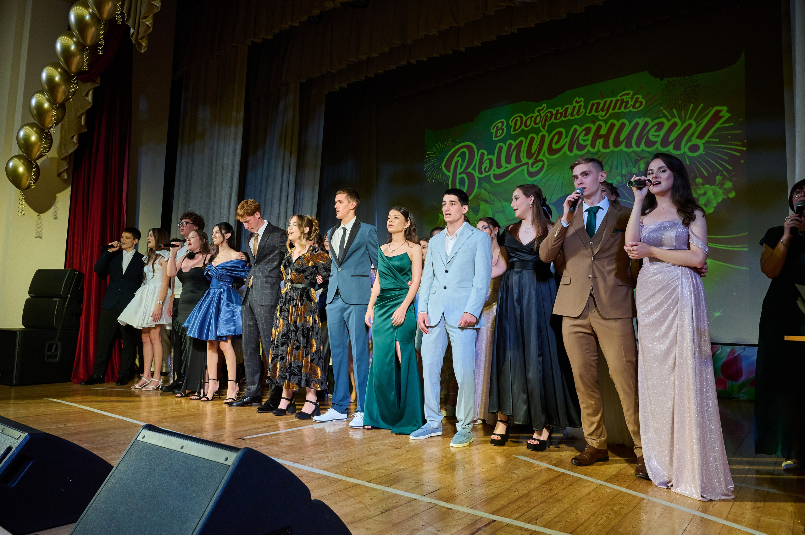 Вручение 11 классы. Жизнь курорта Кабардинка в фотографиях