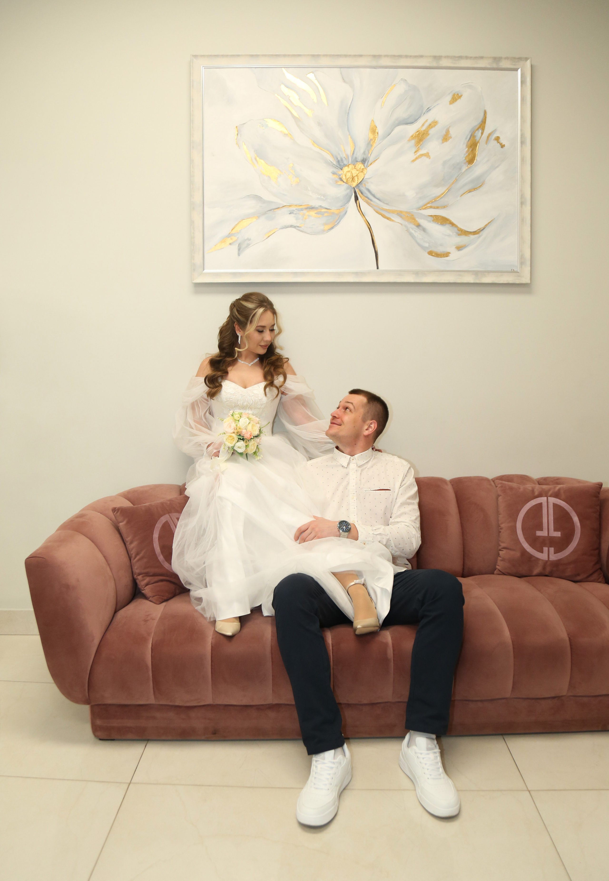 Свадебная фотосессия Динары и Романа в Шипиловском Загсе. Фотосессия в студии в Москве от профессионального фотографа услуги по доступным ценам