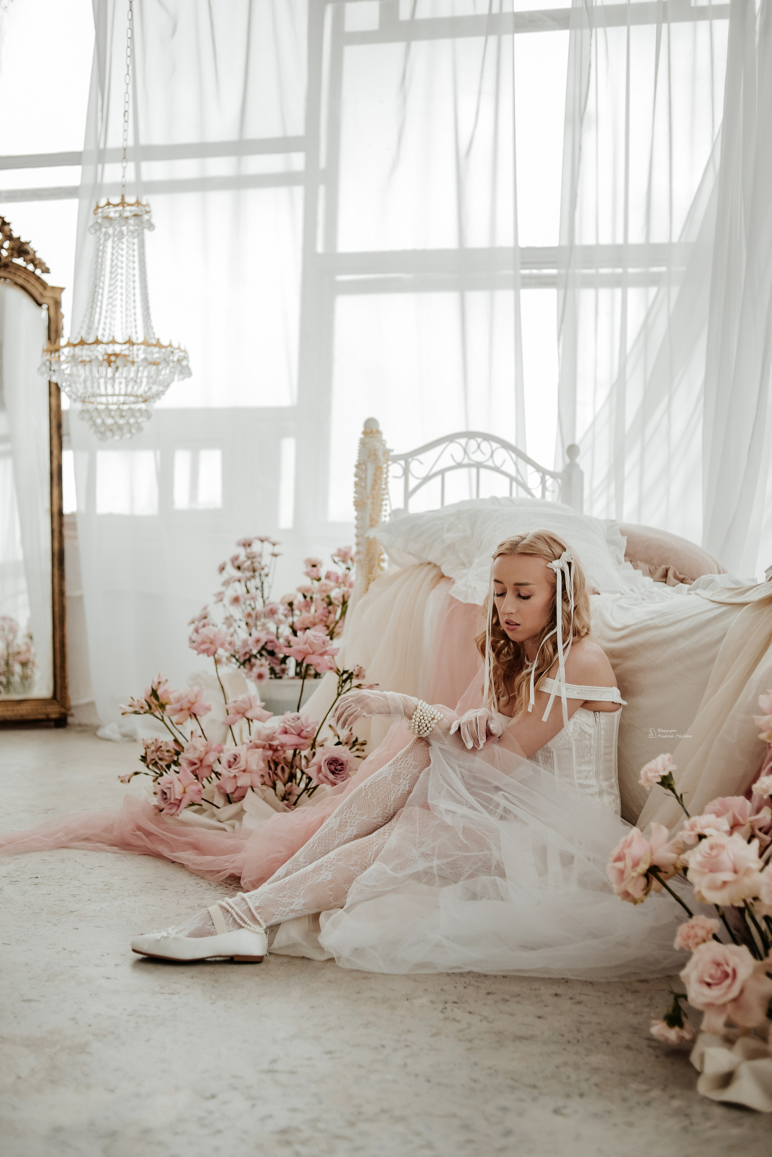 Фотограф: [https://vk.com/capella.photo|Надежда Нуждова]Модель и одежда: [https://vk.com/id14914449|Jannet Just]Макияж и причёска: [https://vk.com/mua_barbiee|Визажист-стилист mua_barbiee]Организатор: [https://vk.com/creative_photoday|creative photoday]Место: [https://vk.com/zapadstudiospb|Фотостудия Zapad]