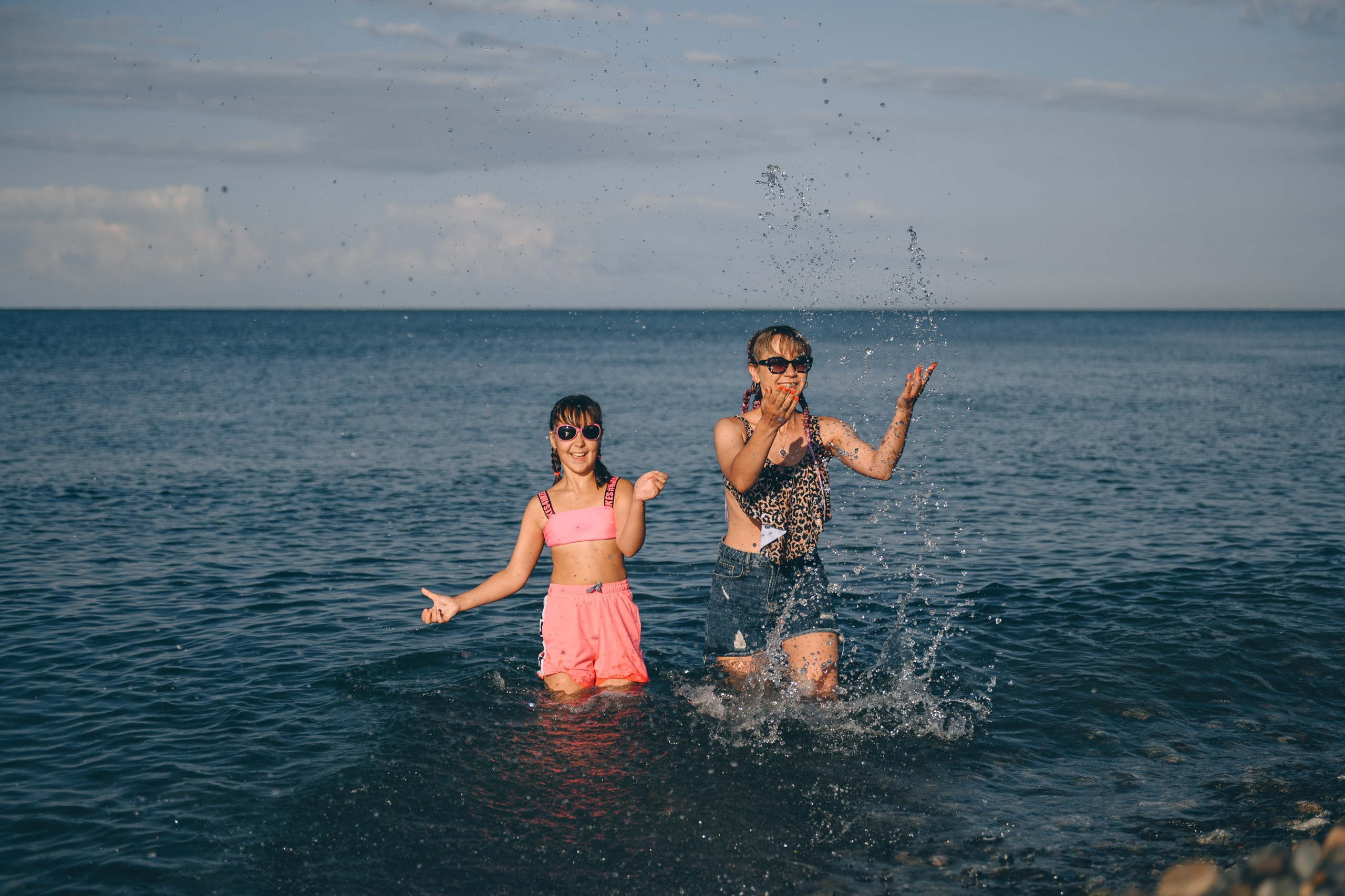 Мама и дочка, рассвет на пляже Бархатные Сезоны. Свадебный и семейный фотограф София Невская
