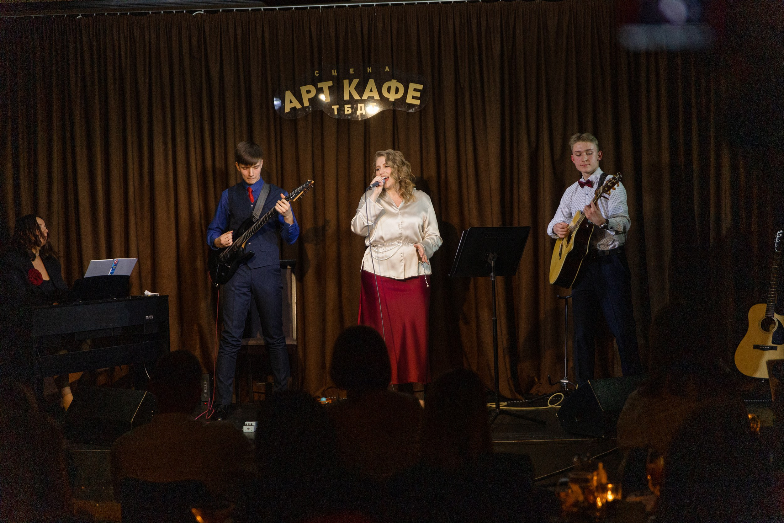 Выступление YOLO band в арт кафе. Фотограф Тюмень