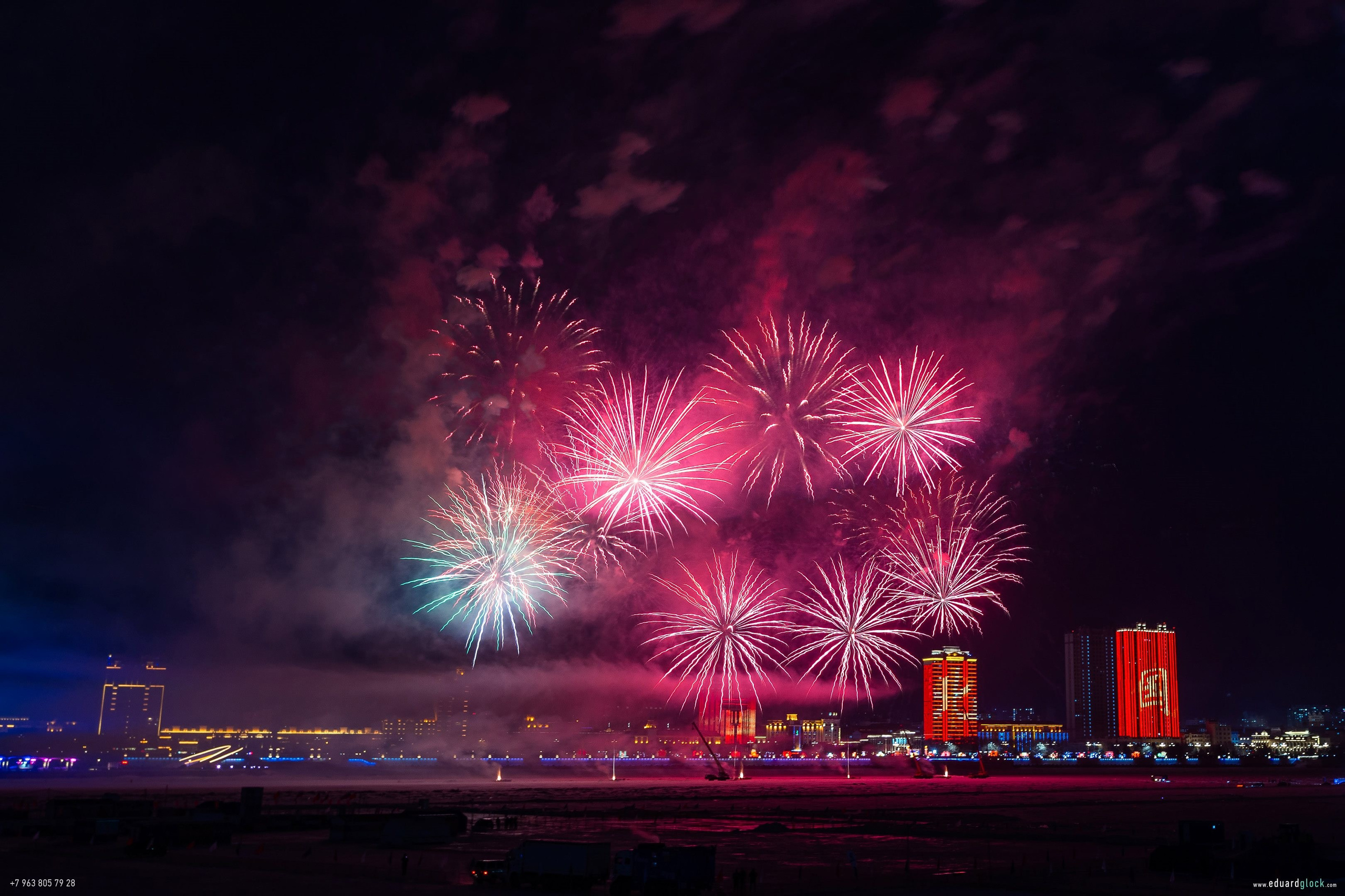 Фейерверк над Амуром. Фотограф Эдуард Глок в г. Благовещенске Амурской области