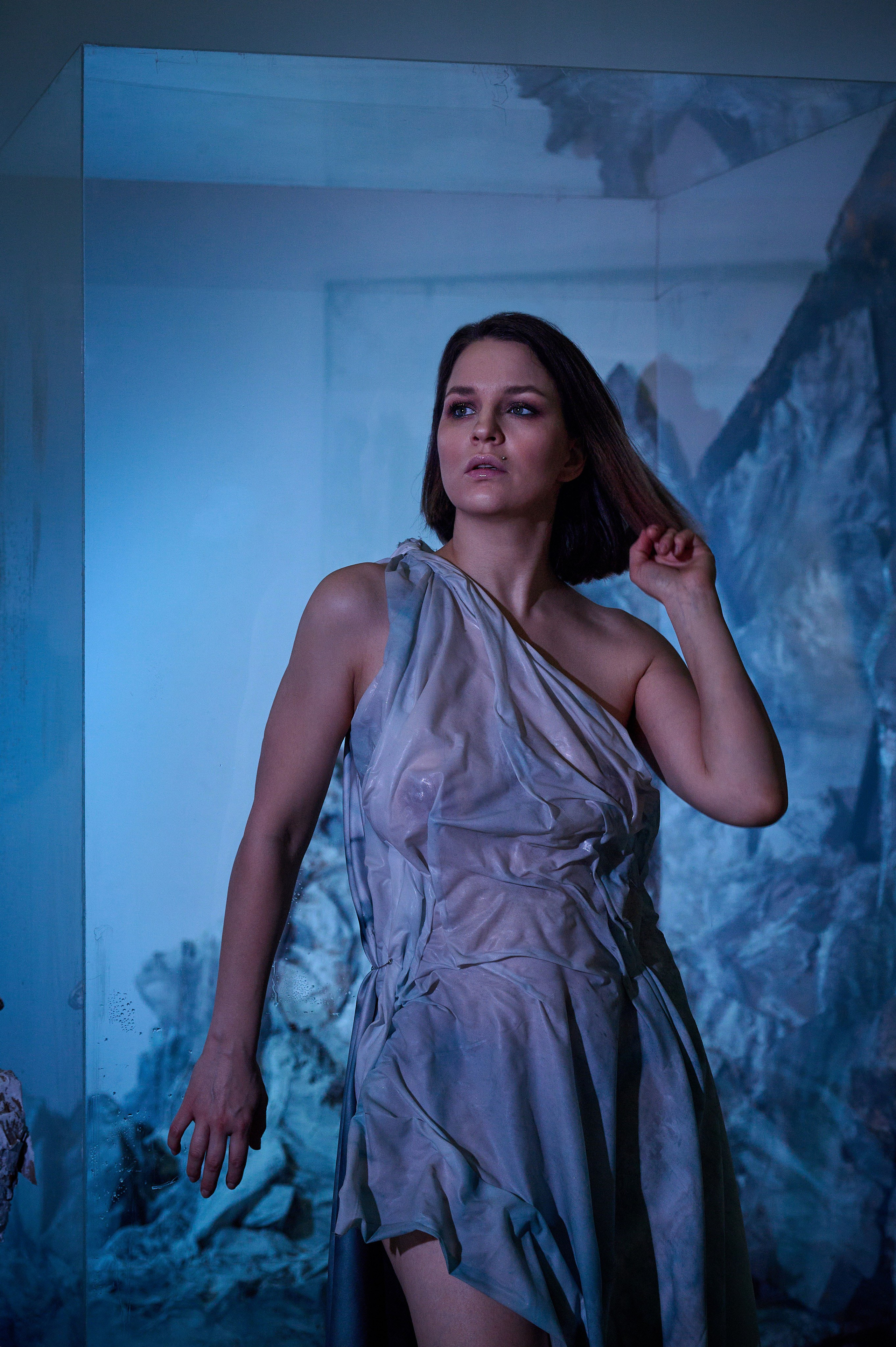 Фотосессия Ксении в декорациях «Лед» со стеклянным кубом