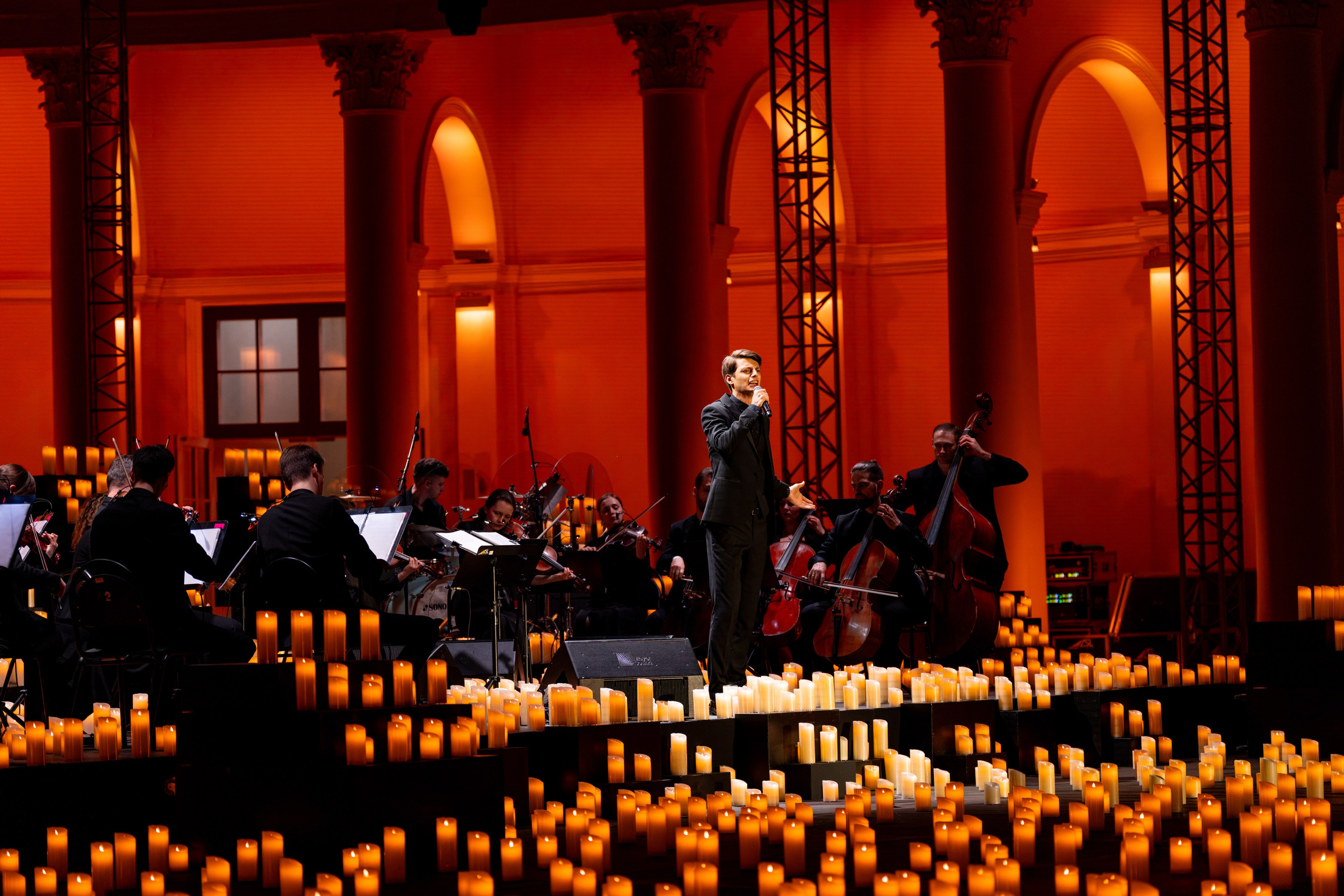 Симфонический оркестр Lumisfera при свечах. Фотограф Никита Комаров