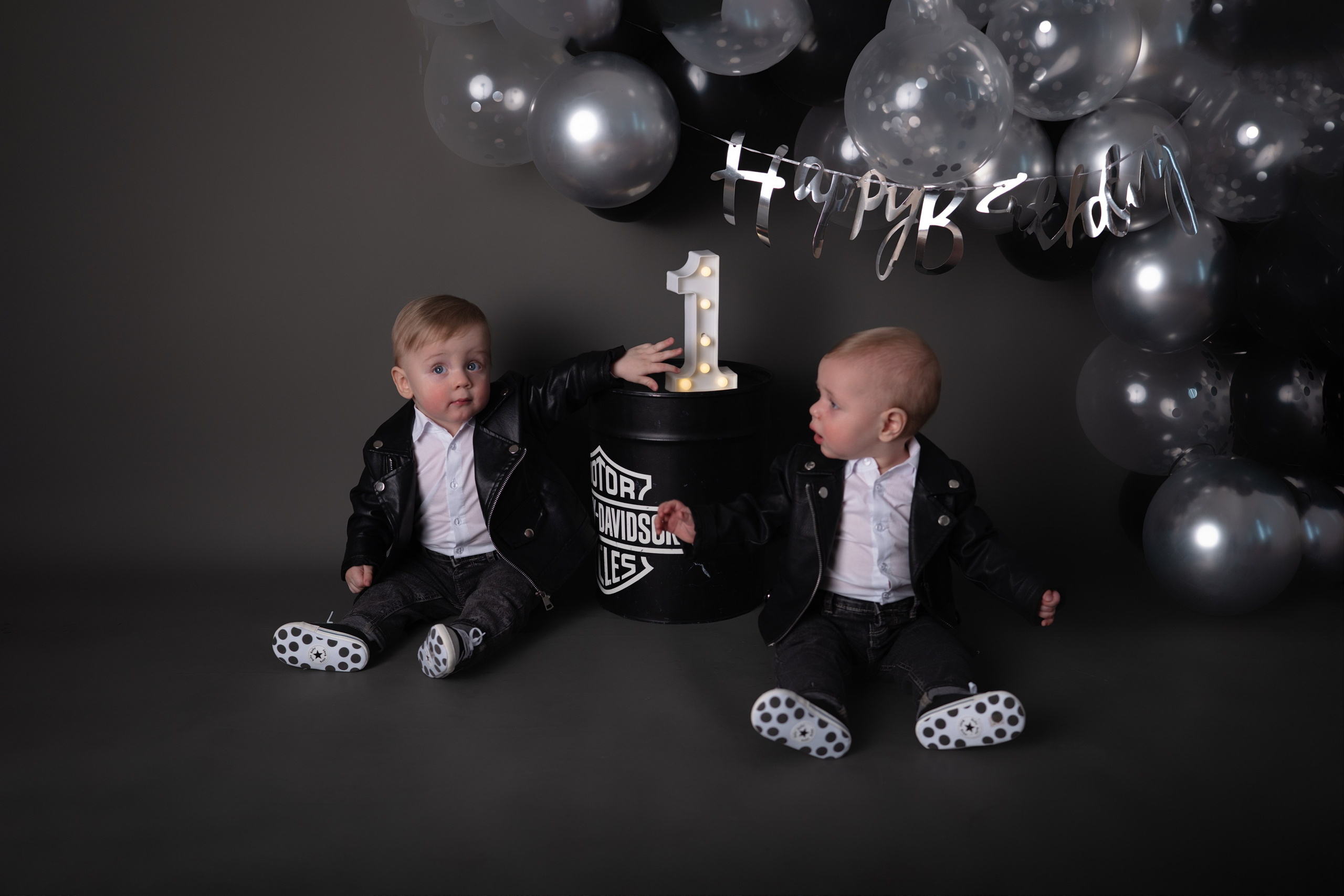 Годик Максиму и Кириллу. Семейный детский ньюборн фотограф в Москве Марта Петрова