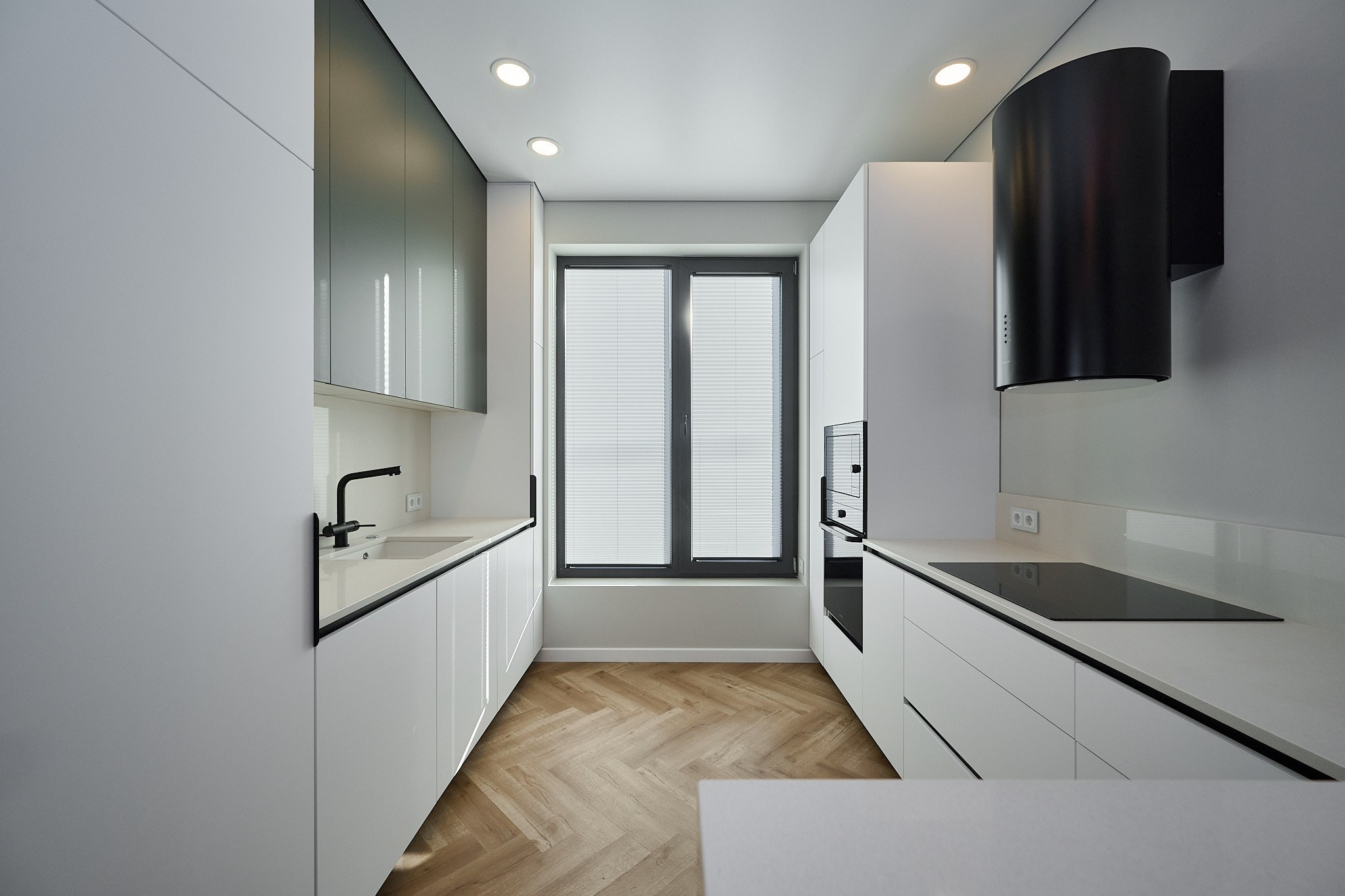 кухня светлые оттенки белые шкафы и полки 