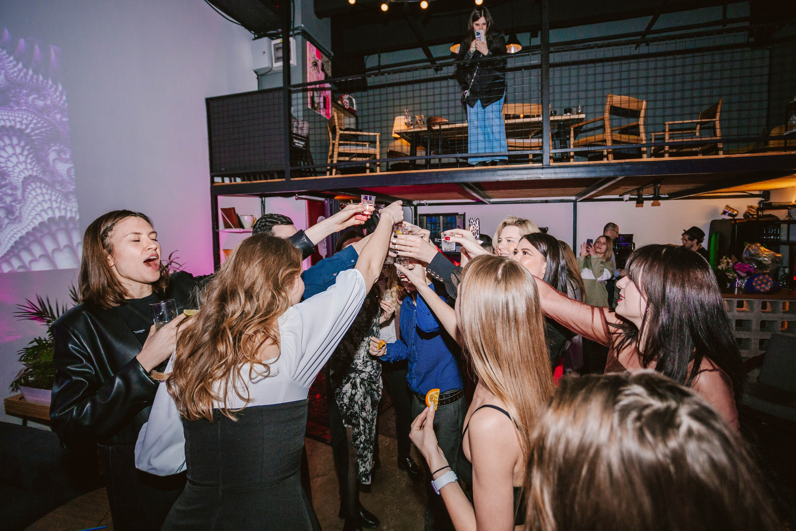 МЕНЯ ПОВСЮДУ ОКРУЖАЕШЬ ТЫ