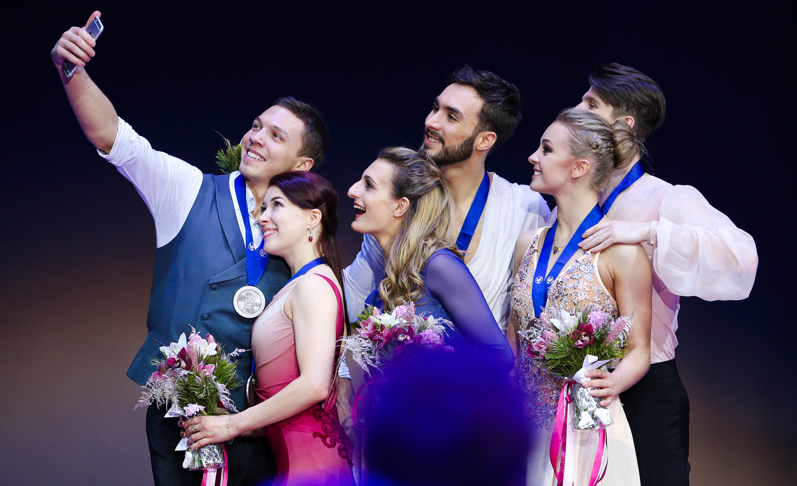 Чемпионат Европы по фигурному катанию — Загитова и Медведева — фото. Фотограф художественная гимнастика, фигурное катание, Москва и область