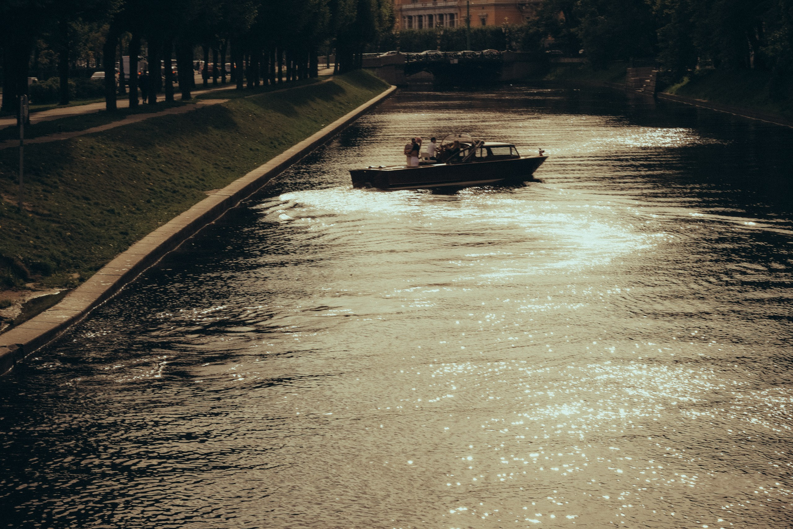 СВАДЕНБНАЯ СЬЕМКА НА КАТЕРЕ ПО КАНАЛАМ САНКТ-ПЕТЕРБУРГА И В АКВАТОРИИ НЕВЫ. Профессиональный фотограф, Санкт-Петербург — Виктория Богомолова