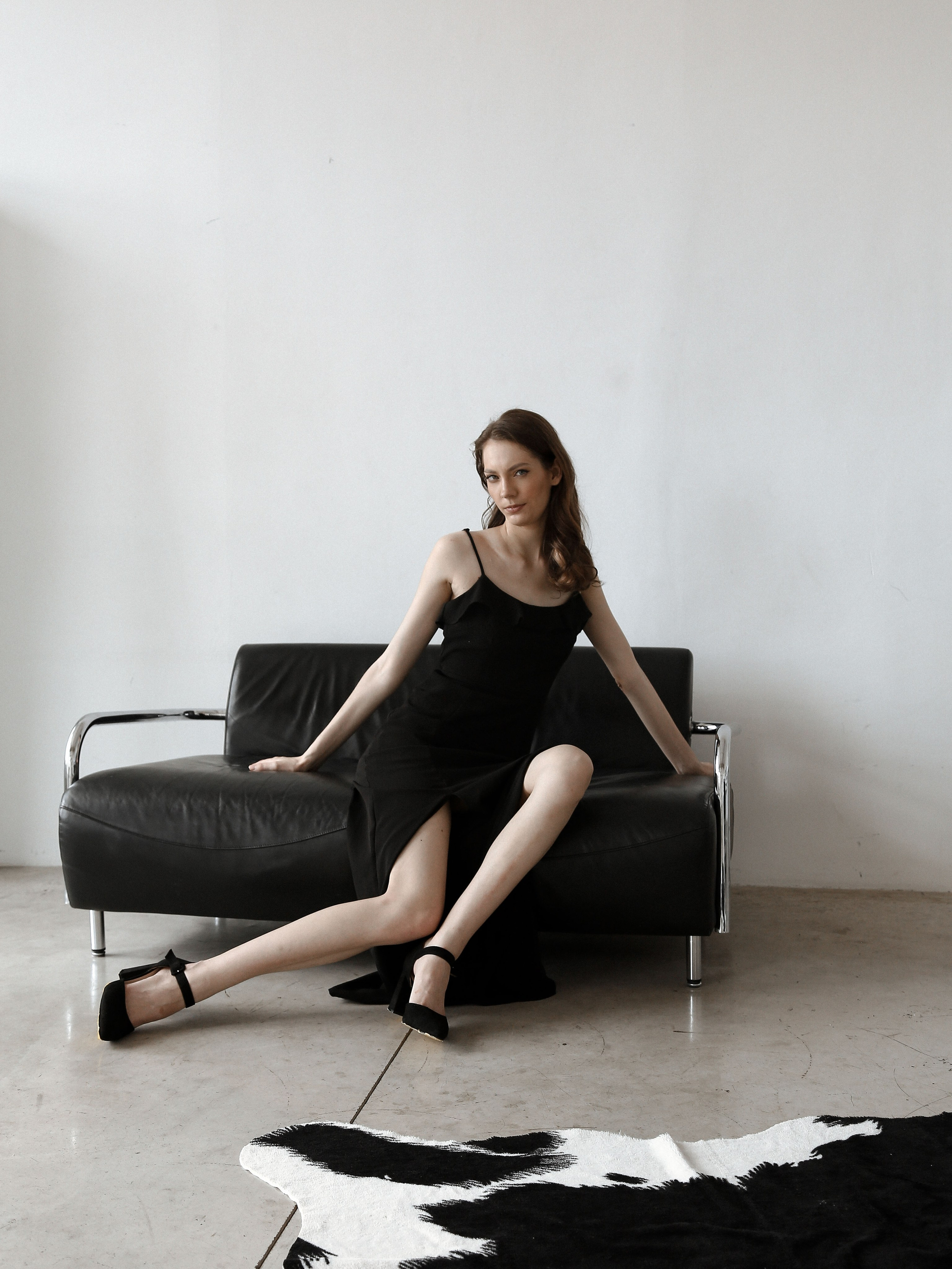 модельные тесты, fashion фотография, модель, фотограф, черный платье, белый фон, минимализм, модельное агентство, портфолио модели, модельный бизнес, fashion портрет, beauty фотография, естественная красота, modeling tests, fashion photography, model, photographer, black dress, white background, minimalism, modeling agency, model portfolio, modeling business, fashion portrait, beauty photography, natural beauty