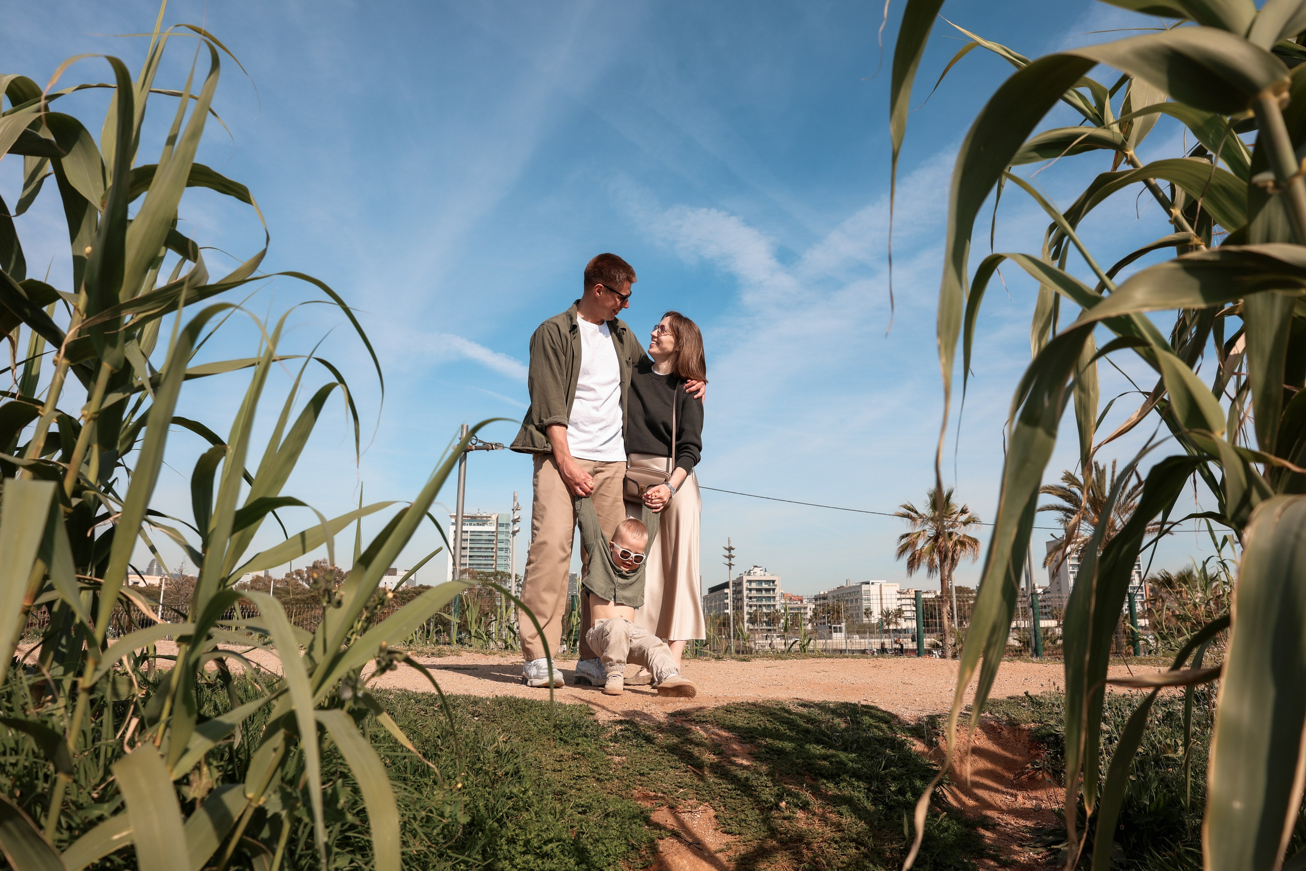 Seashore with a toddler. Natalia Zhuravleva|family, newborn, maternity photographer in Barcelona