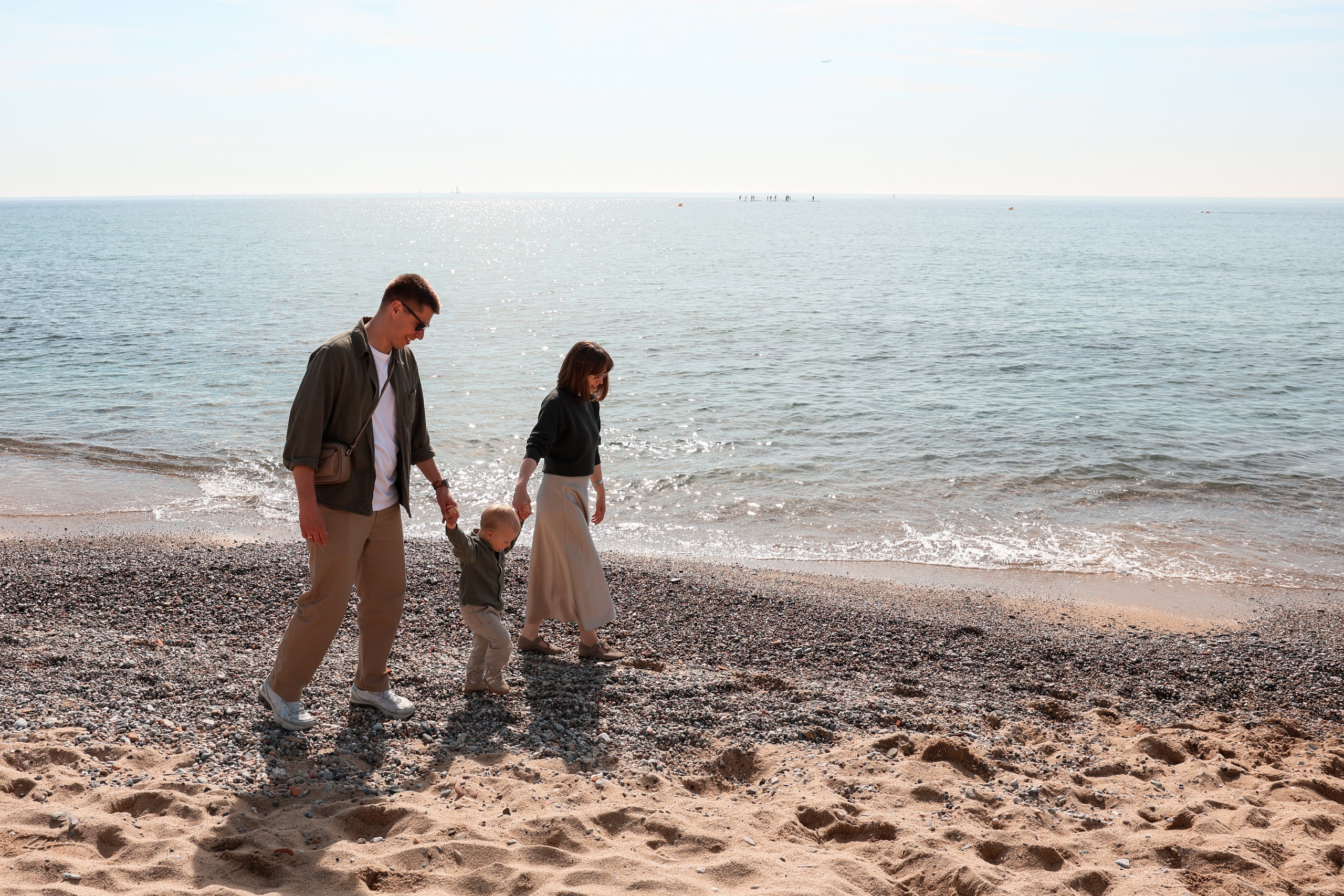 Seashore with a toddler. Natalia Zhuravleva|family, newborn, maternity photographer in Barcelona