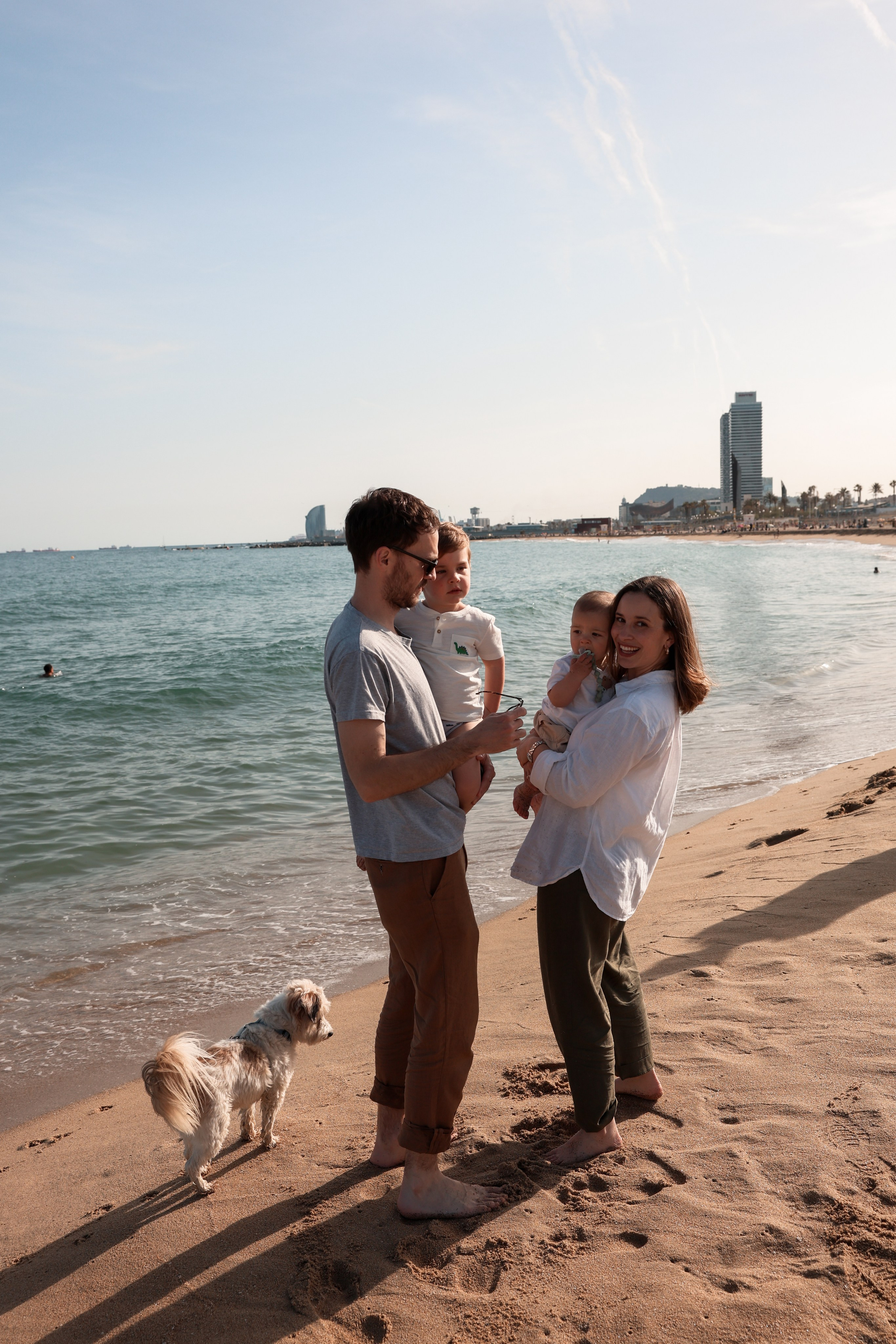 Family pizza at the sea. Natalia Zhuravleva|family, newborn, maternity photographer in Barcelona