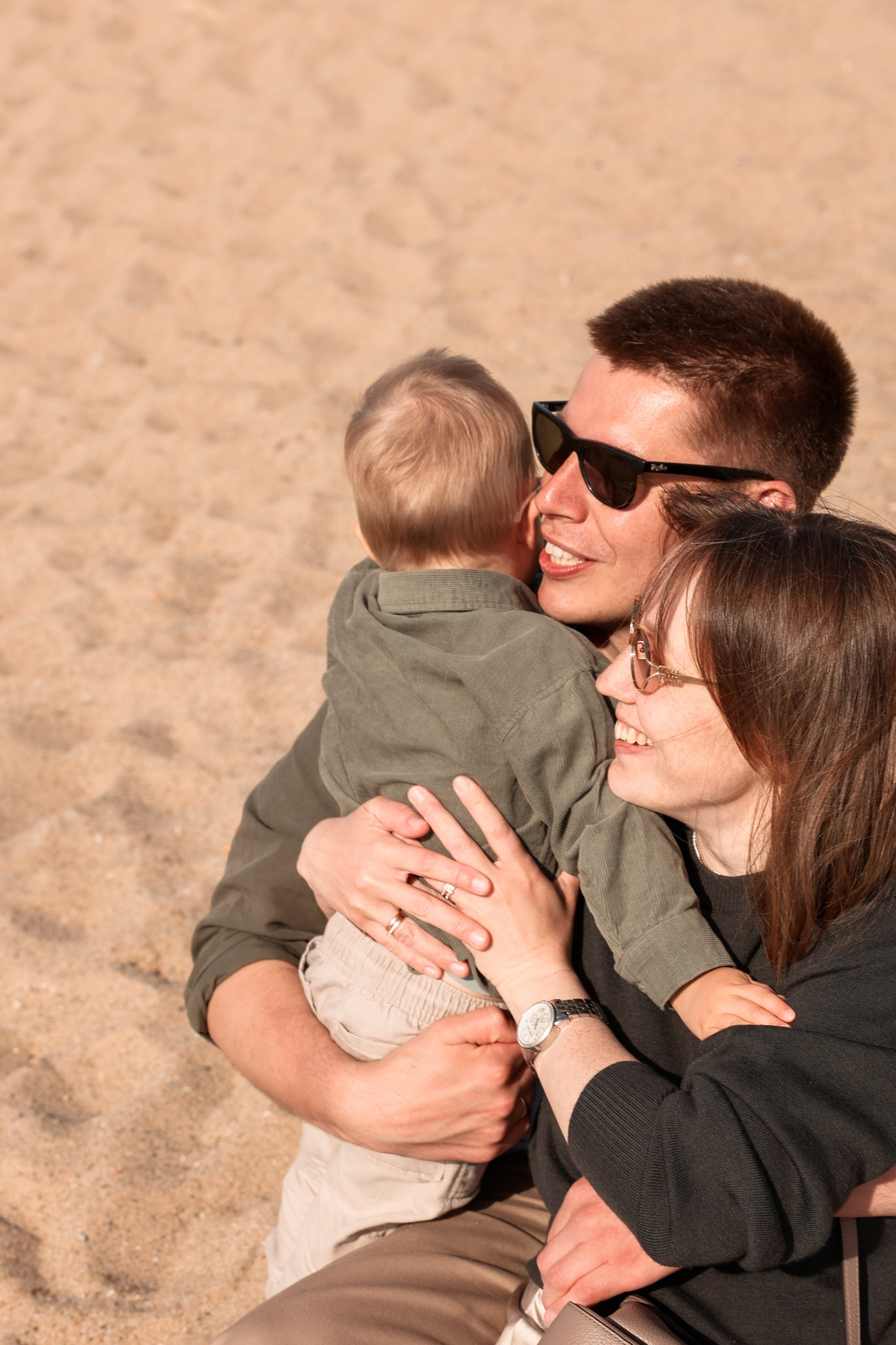 Seashore with a toddler. Natalia Zhuravleva|family, newborn, maternity photographer in Barcelona