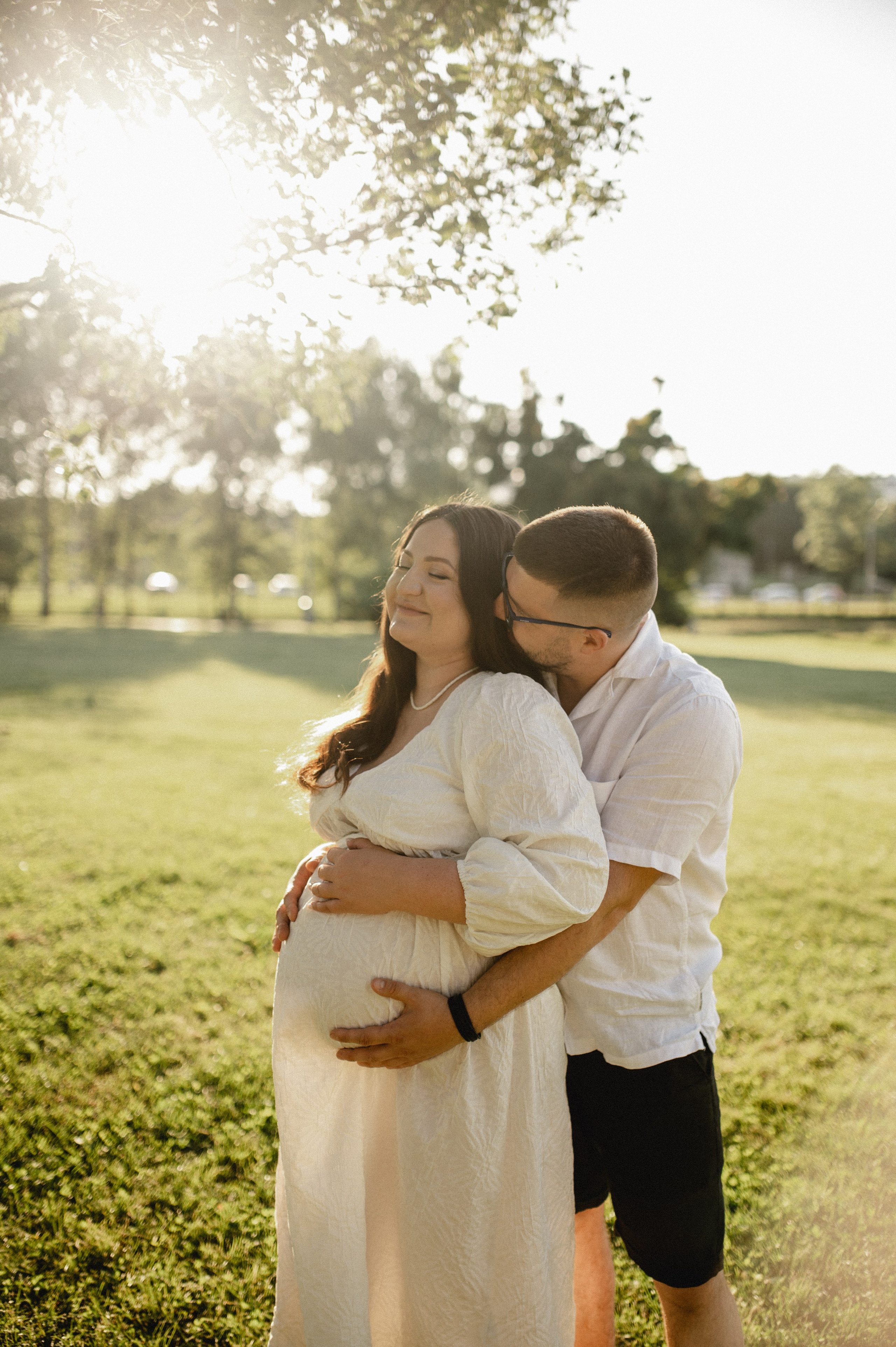 Фотосессия беременности на природе в парке Москвы. Семейная фотосессия Бутово Москва фотограф Алина Морщагина
