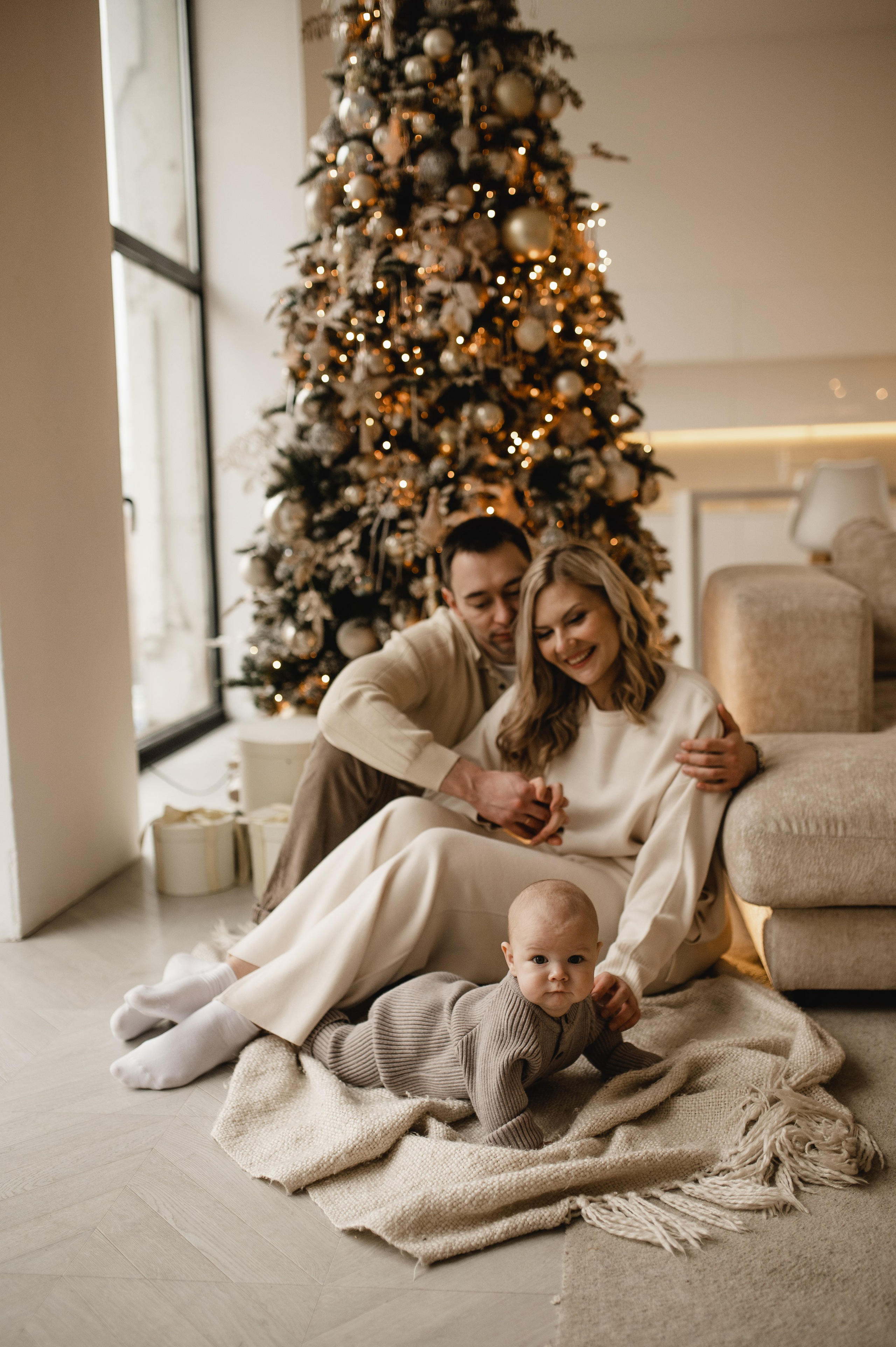 Новогодняя фотосессия в студии с малышом 6 месяцев в Бутово. Семейная фотосессия Бутово Москва фотограф Алина Морщагина