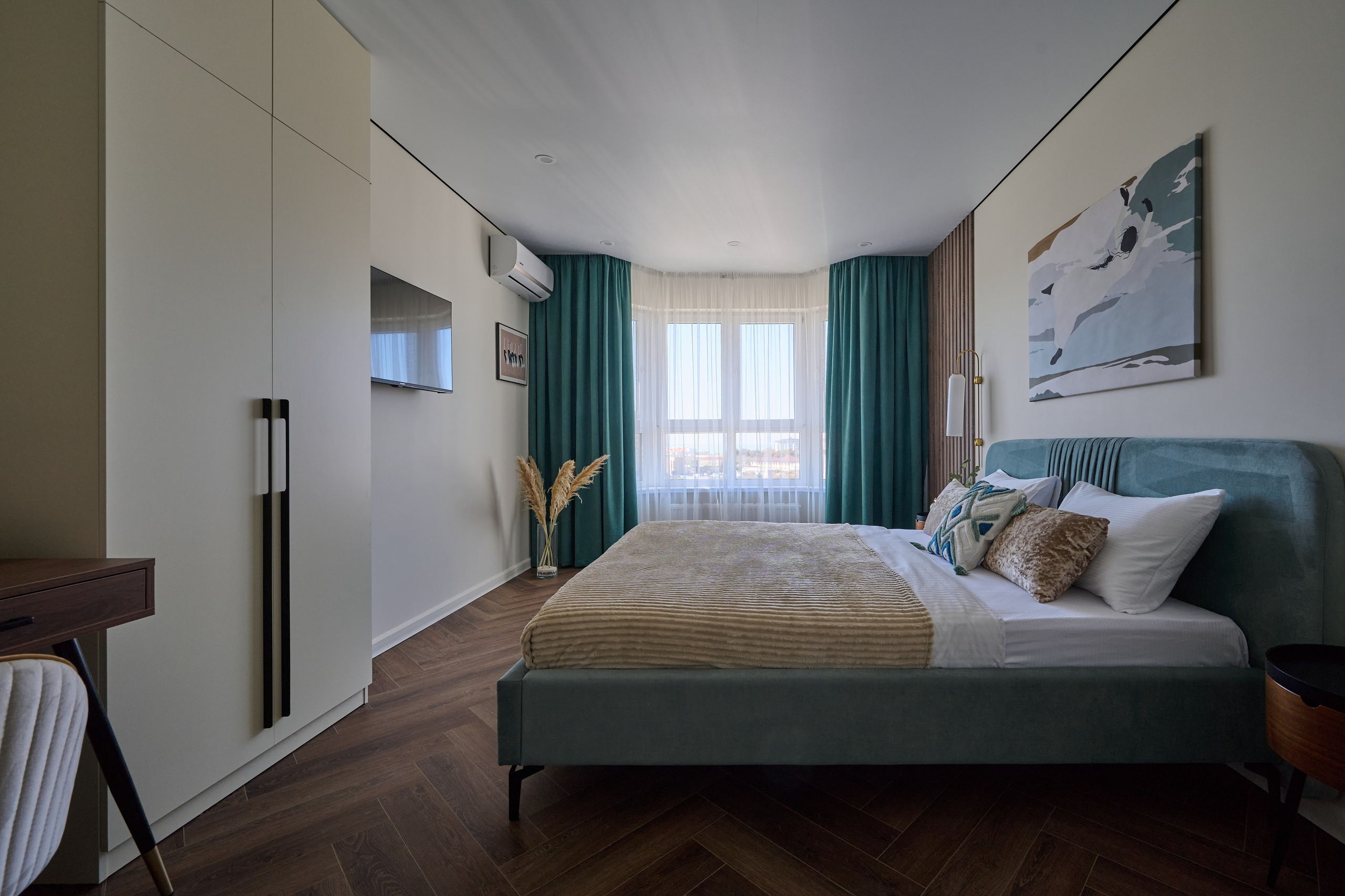 комната бирюзовые шторы бирюзовая кровать белые шкафы окна интересная картина 